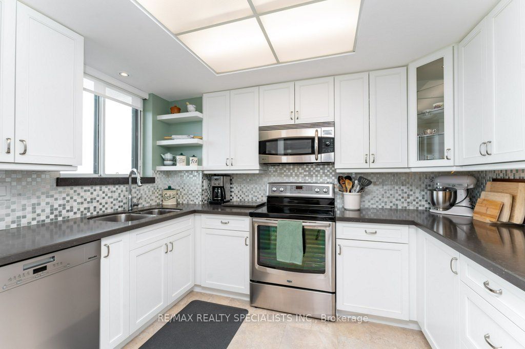 880 Dundas Street W 1106, Mississauga, ON L5C 4H3 photo 4