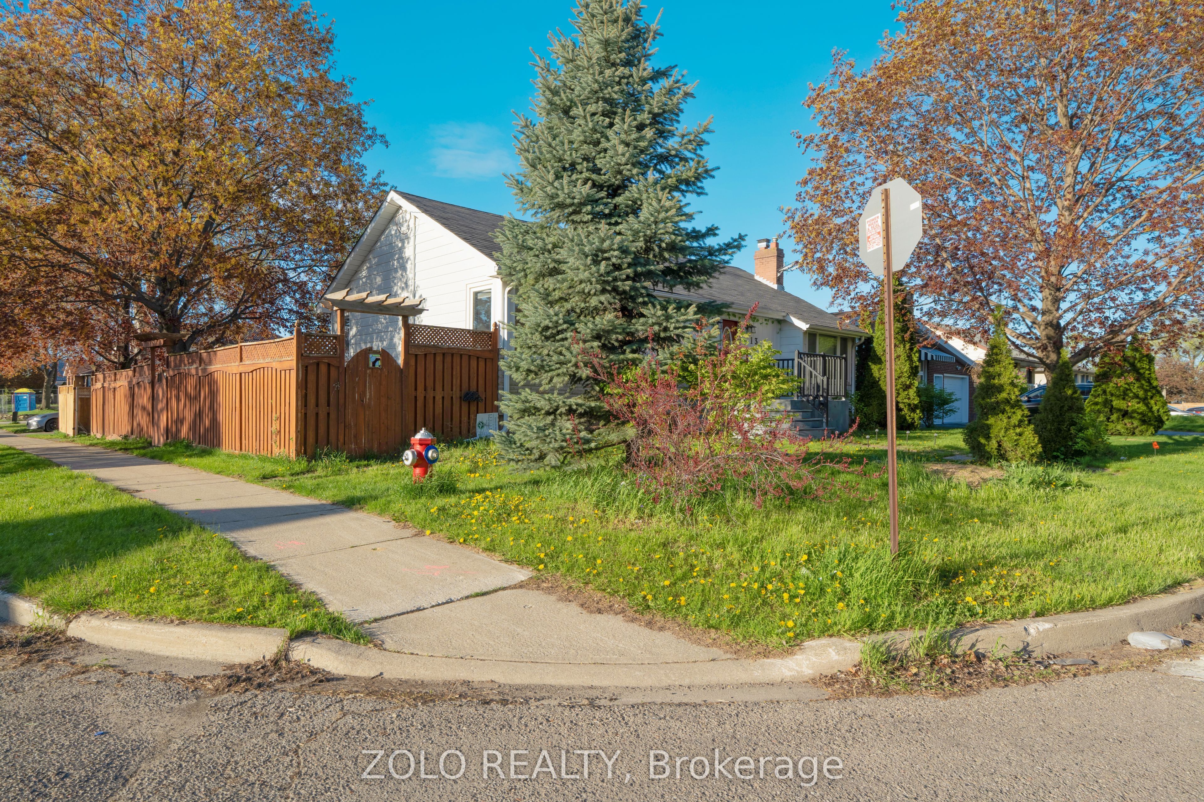 13 Foster Road, Mississauga, ON L4T 1C3 photo 3
