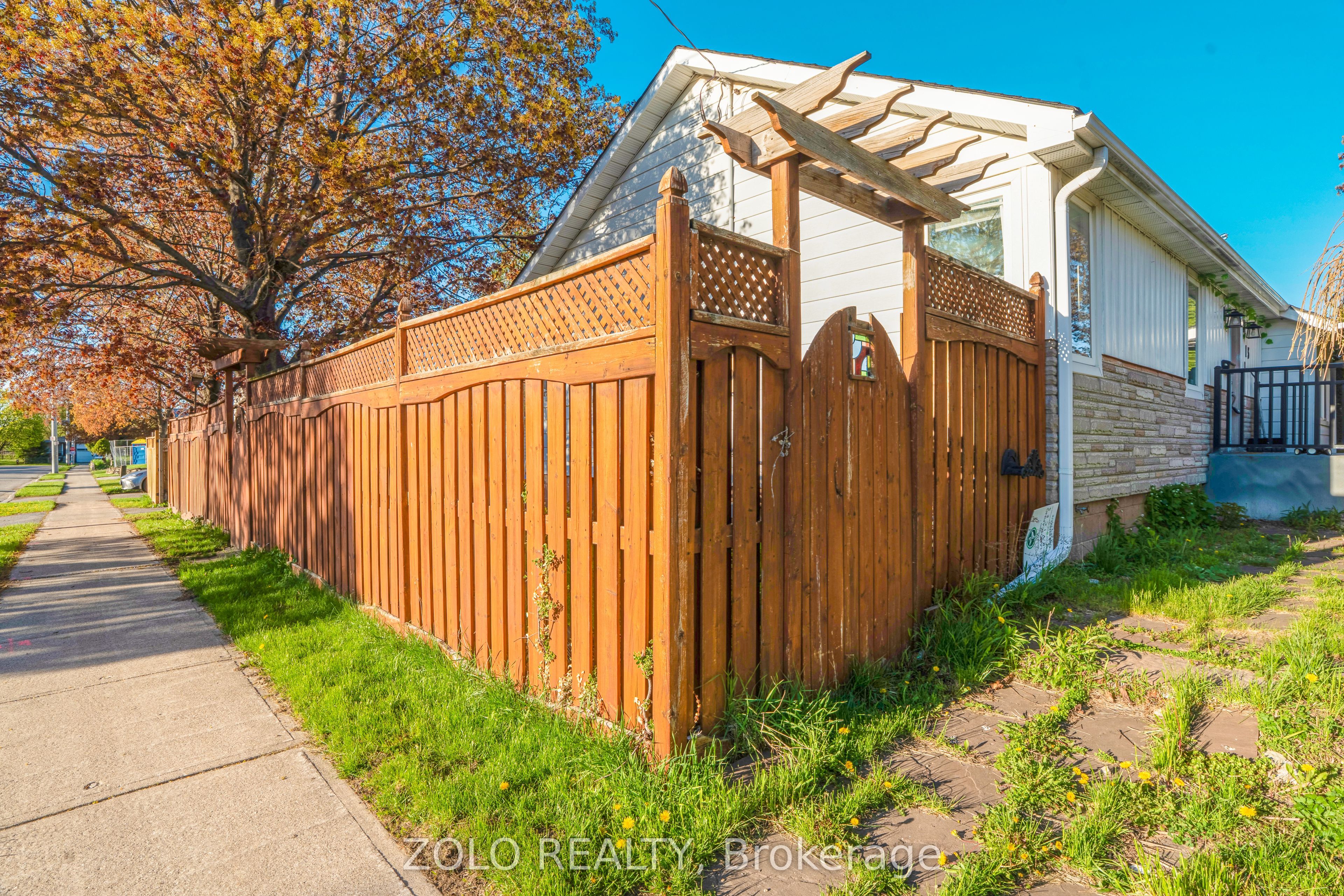 13 Foster Road, Mississauga, ON L4T 1C3 photo 4