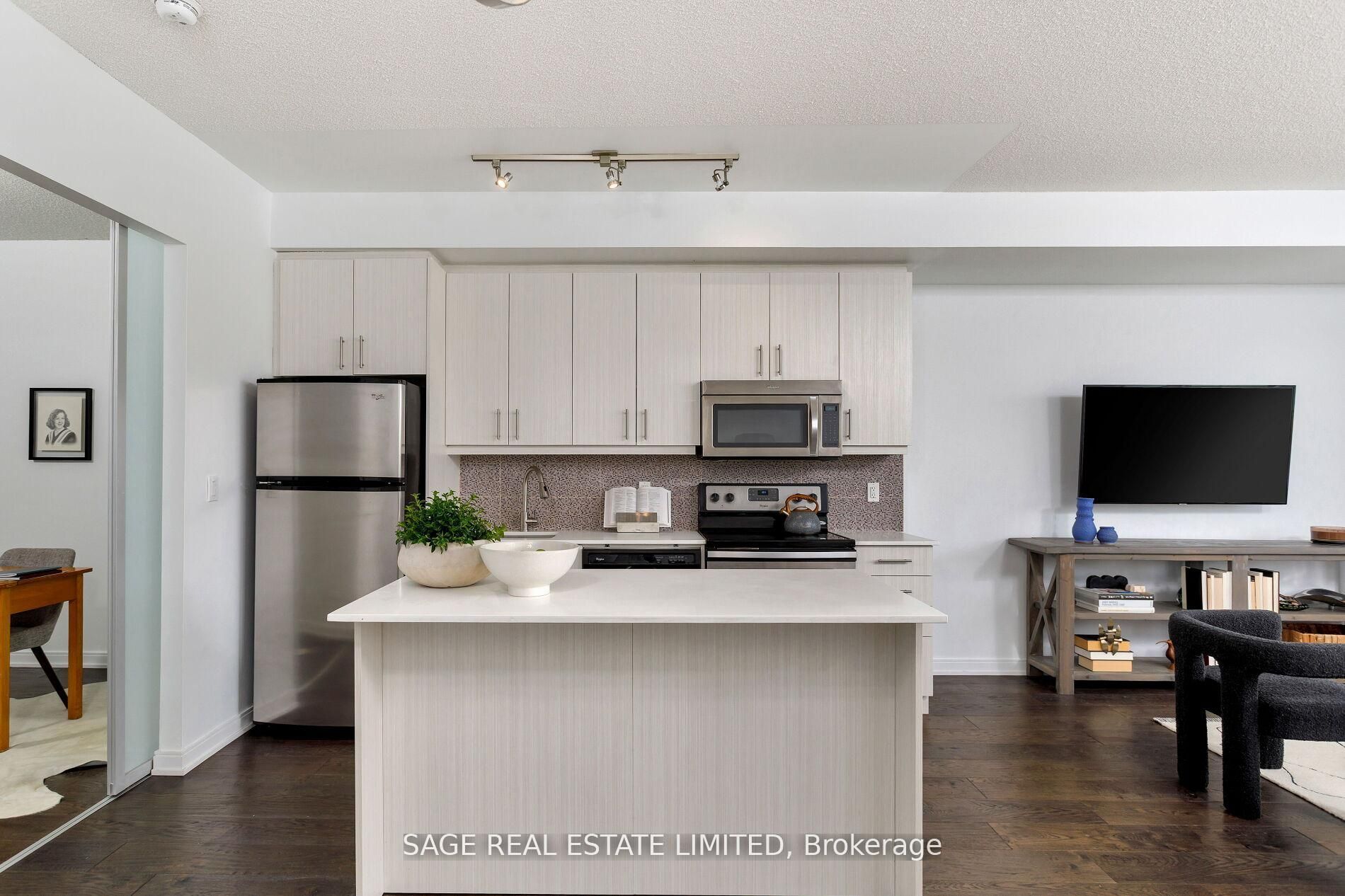 760 The Queensway 401, Toronto, ON M8Z 0E1 photo 2