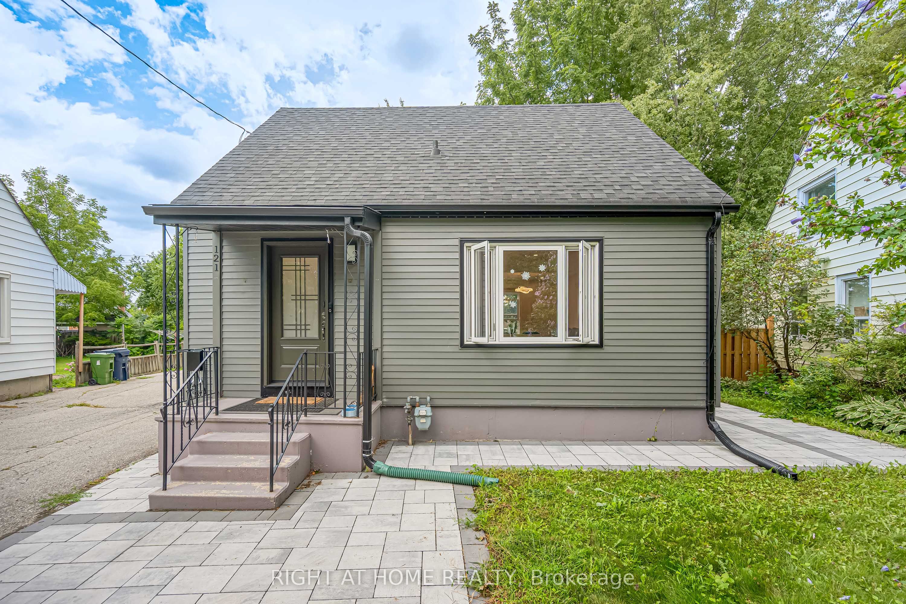121 Hearst Circle, Toronto, ON M6M 2V4