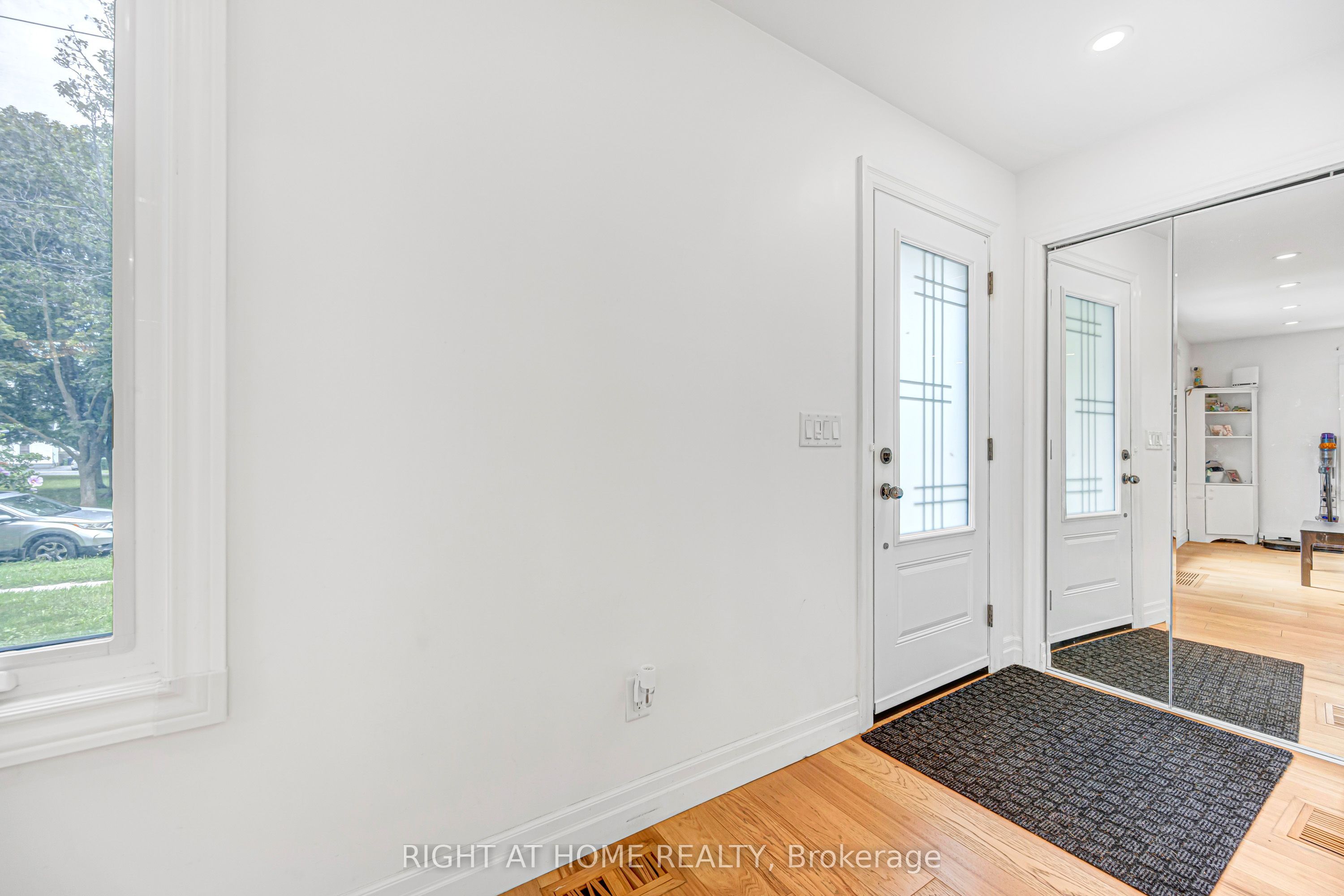 121 Hearst Circle, Toronto, ON M6M 2V4 photo 2