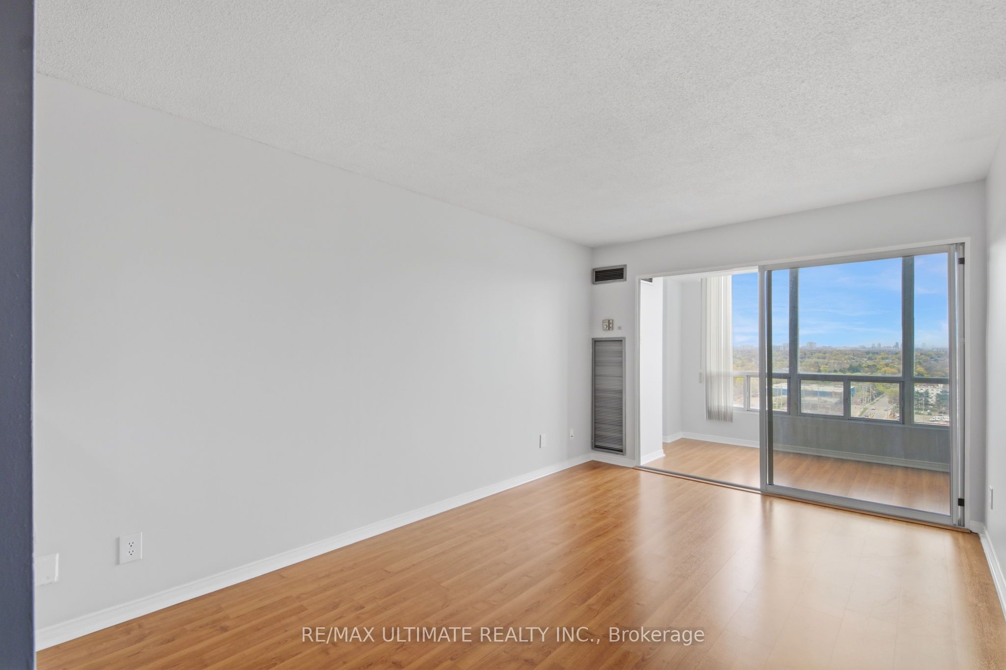 115 Hillcrest Avenue 1614, Mississauga, ON L5B 3Y9 photo 2
