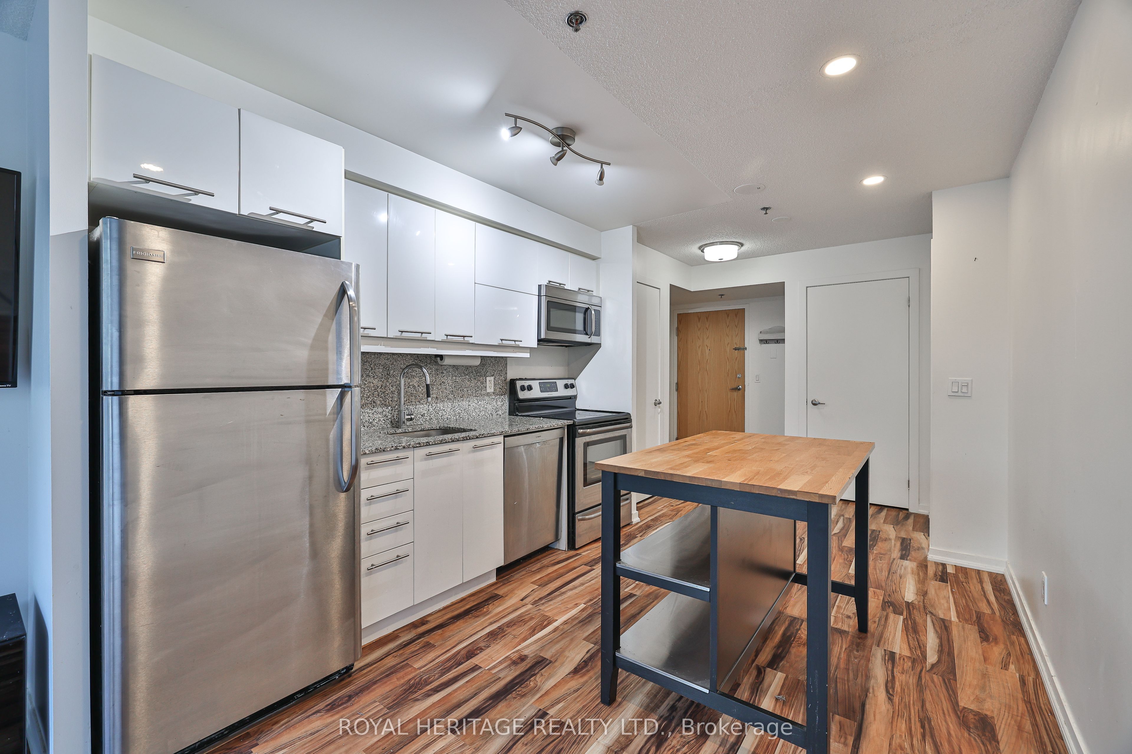 38 Joe Shuster Way 104, Toronto, ON M6K 0A5 photo 2