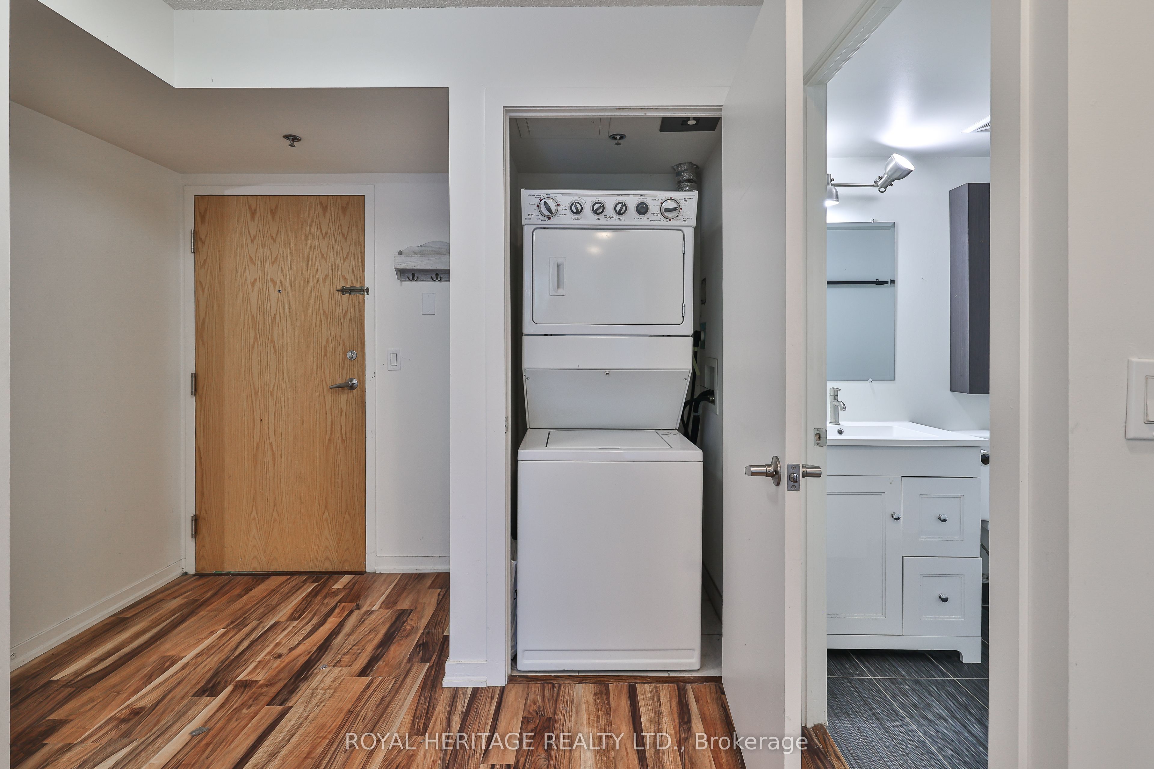 38 Joe Shuster Way 104, Toronto, ON M6K 0A5 photo 3