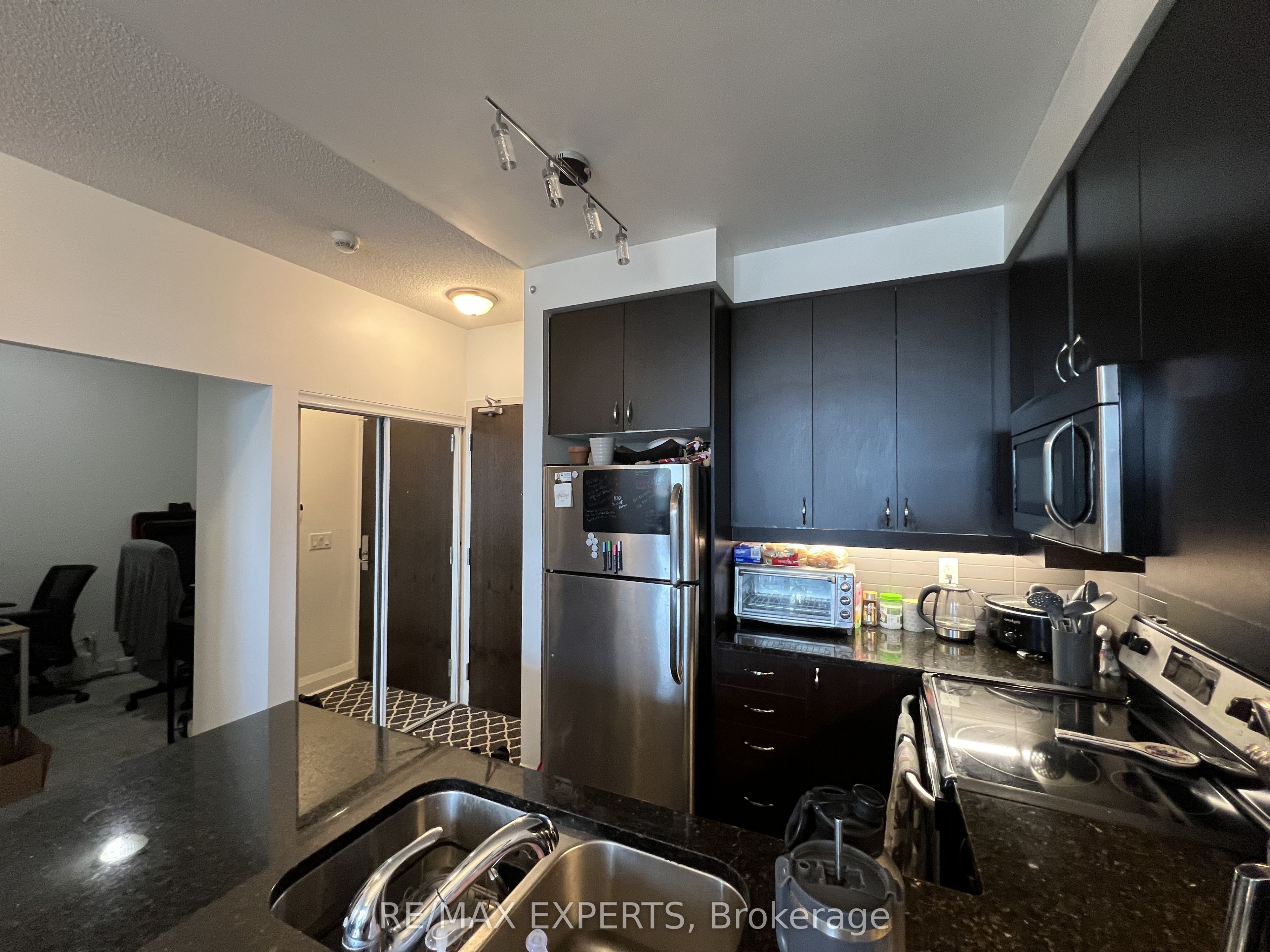 1185 The Queensway 215, Toronto, ON M8Z 0C6 photo 4