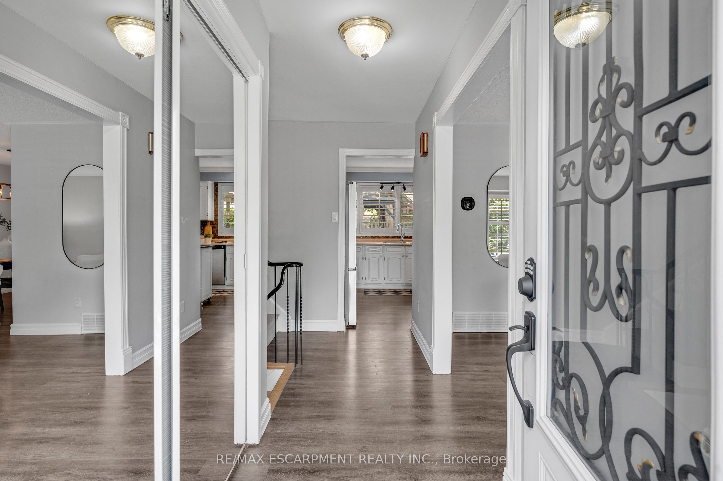 5073 Queen's Court, Burlington, ON L7L 3Z1 photo 3