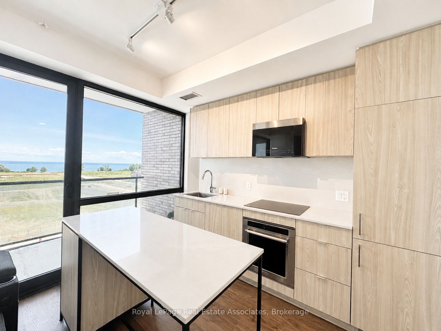 251 Masonry Way 401, Mississauga, ON L5H 0B3