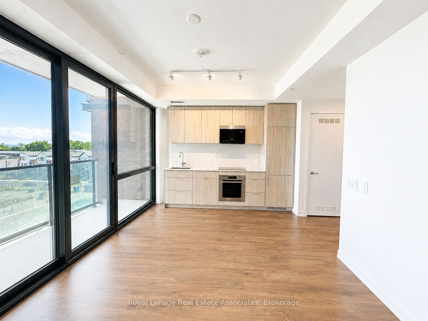 251 Masonry Way 401, Mississauga, ON L5H 0B3 photo 3