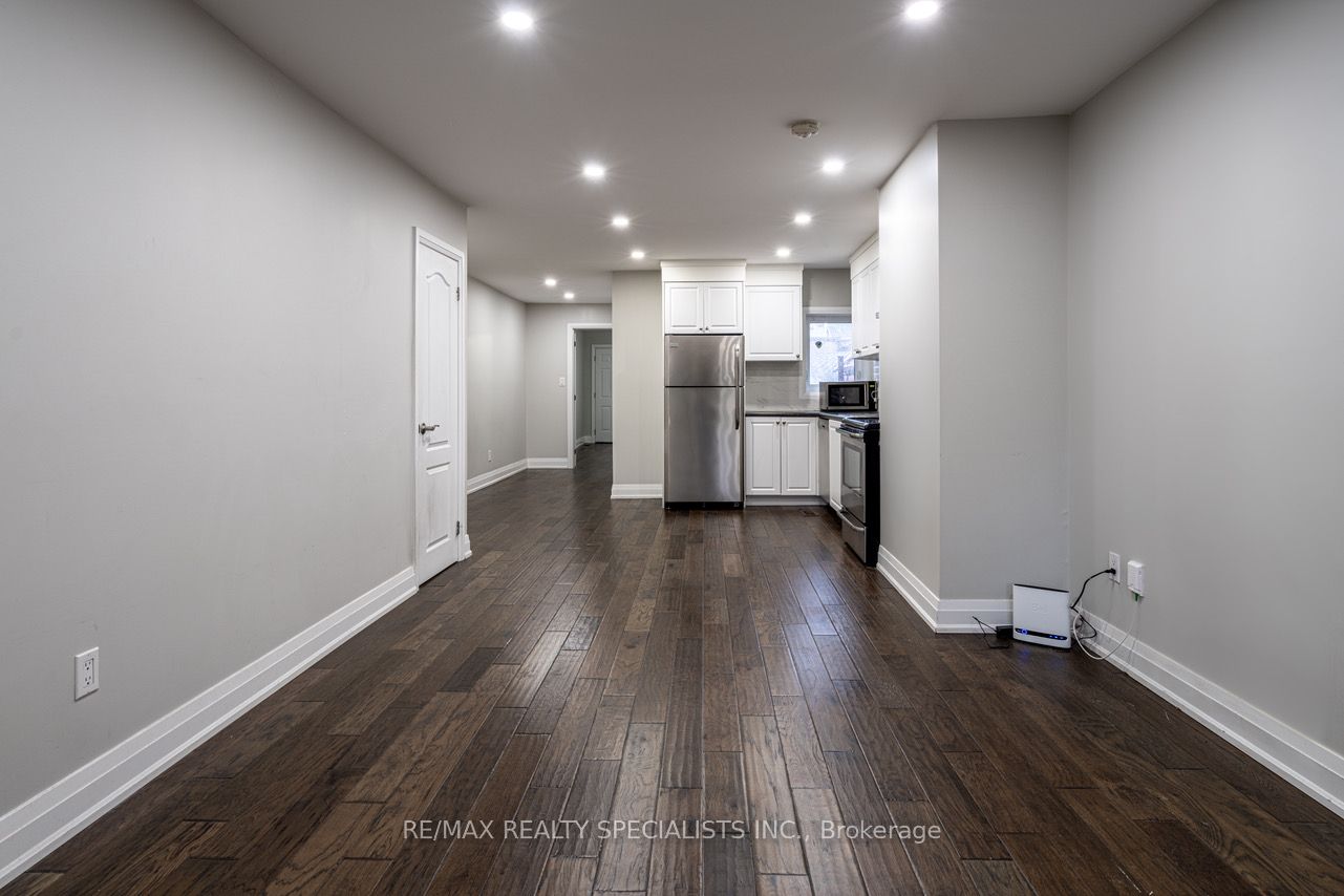 12 Wiltshire Avenue 1st Floor, Toronto, ON M6N 2V9 photo 5