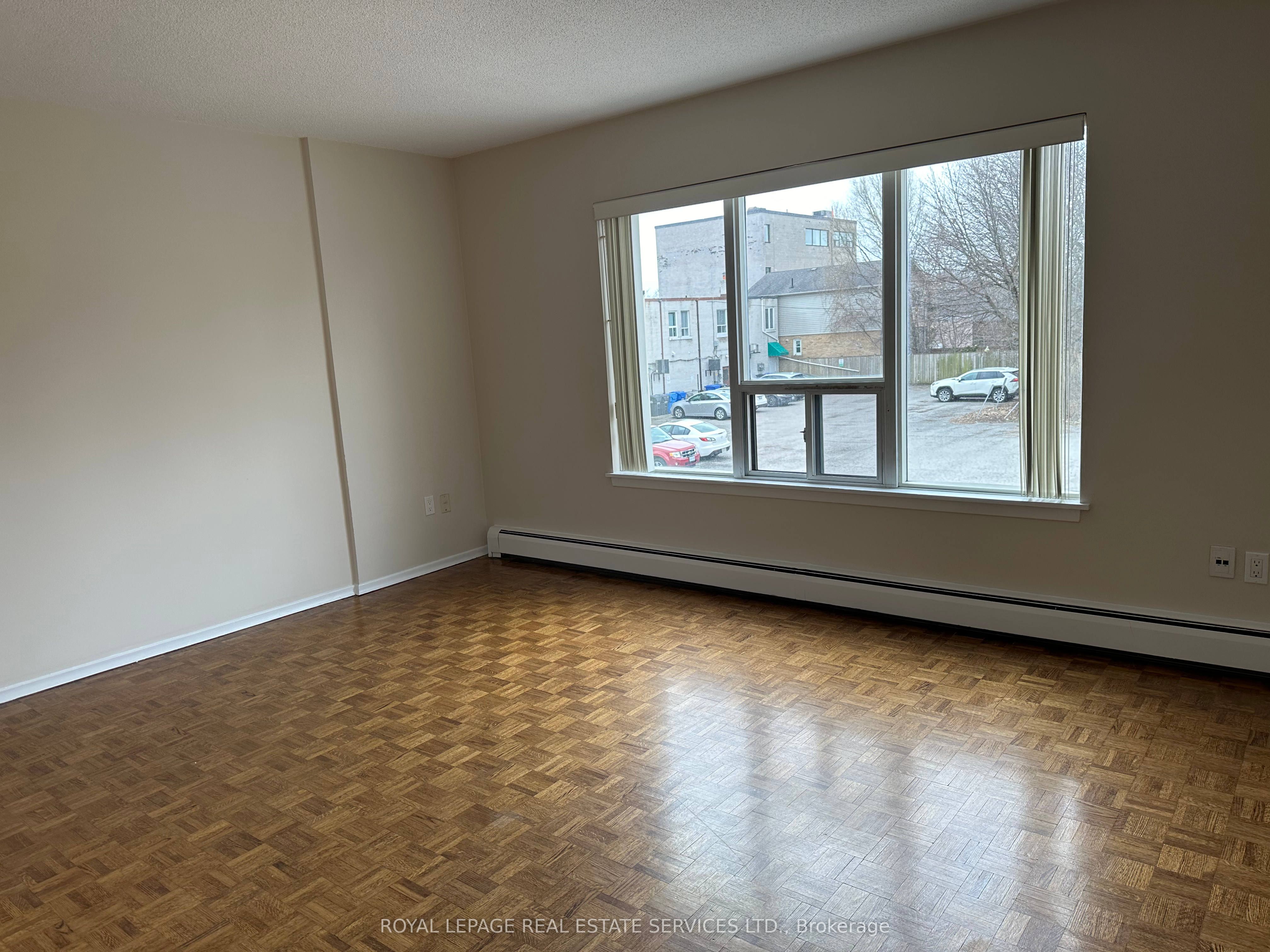 7 Mohawk Avenue 2, Mississauga, ON L5G 3R5 photo 2