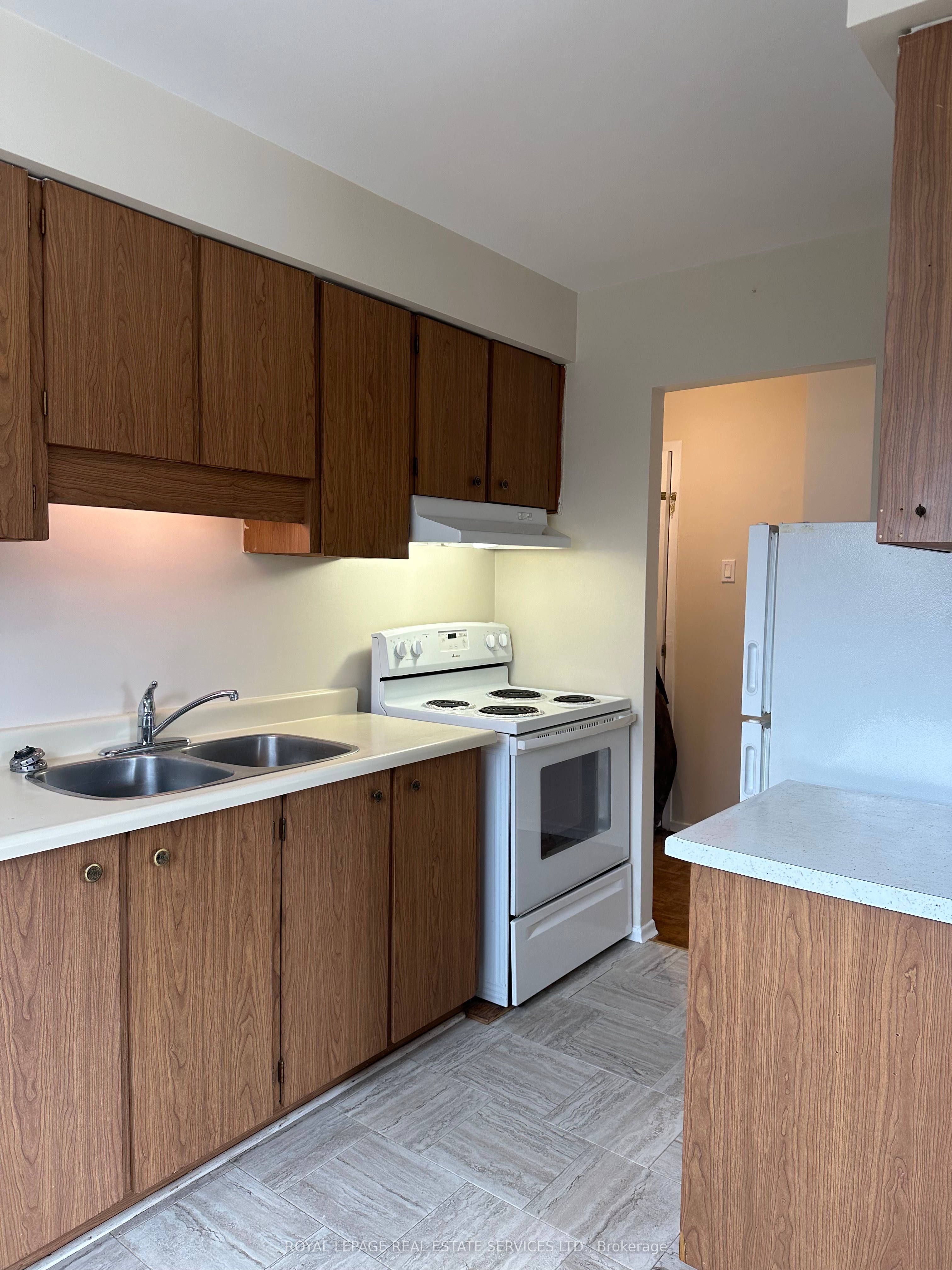 7 Mohawk Avenue 2, Mississauga, ON L5G 3R5 photo 3