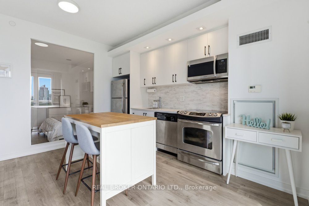 165 Legion Road N 825, Toronto, ON M8Y 0B3 photo 3