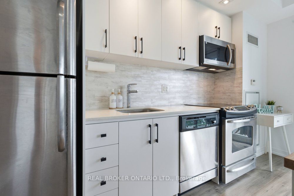 165 Legion Road N 825, Toronto, ON M8Y 0B3 photo 4