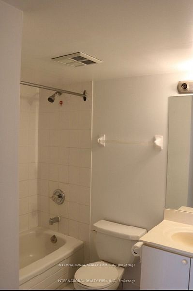 135 Hillcrest Avenue 1010, Mississauga, ON L5B 4B1 photo 3