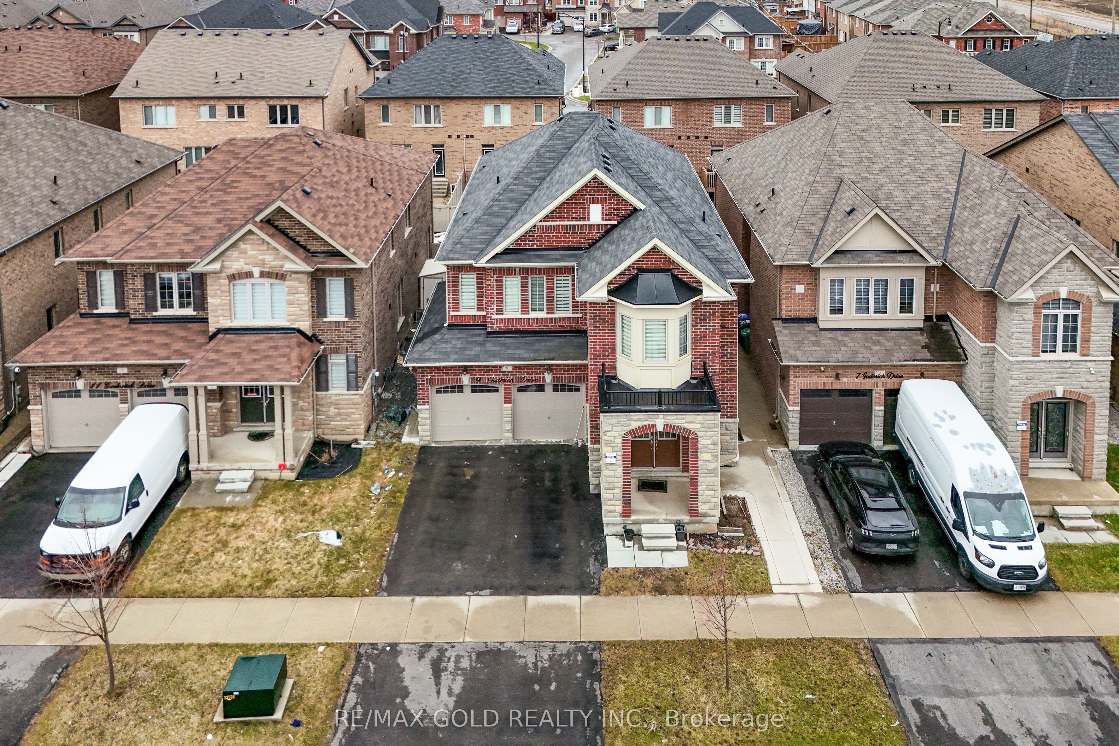 9 Goderich Drive, Brampton, ON L7A 5A7 photo 3
