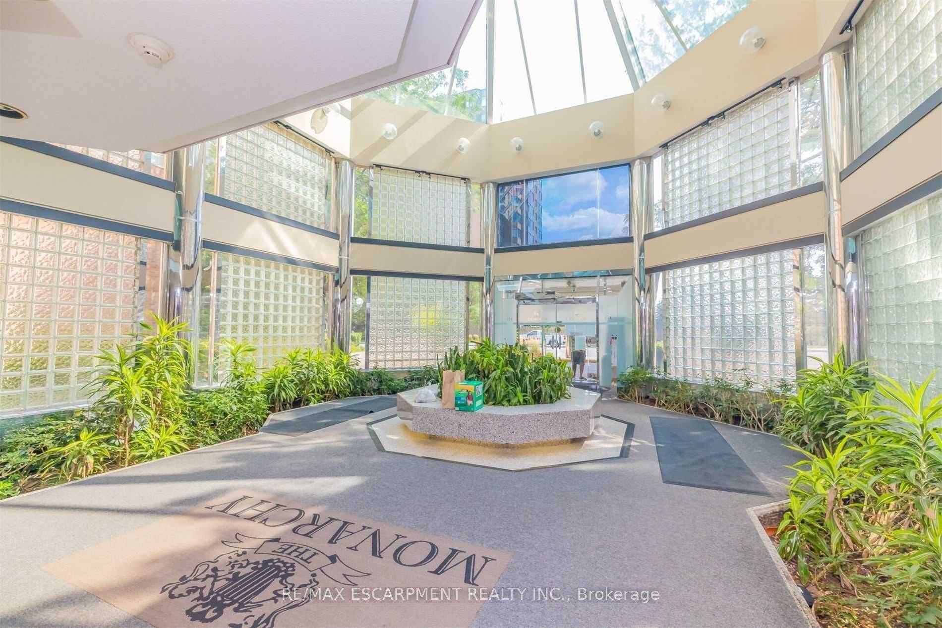 325 Webb Drive 802, Mississauga, ON L5B 3Z9 photo 2