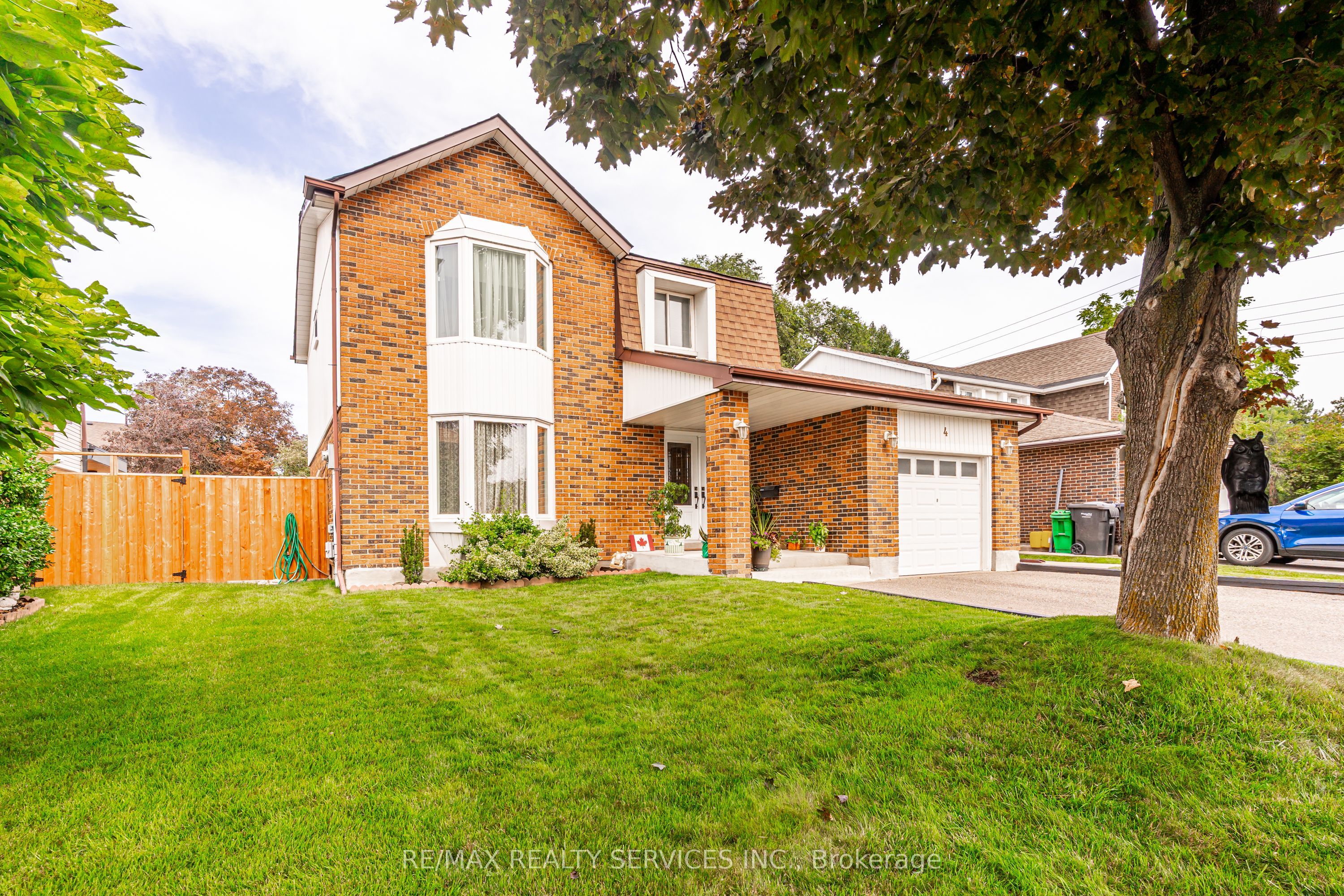 4 Markham Street, Brampton, ON L6S 2X7 photo 2