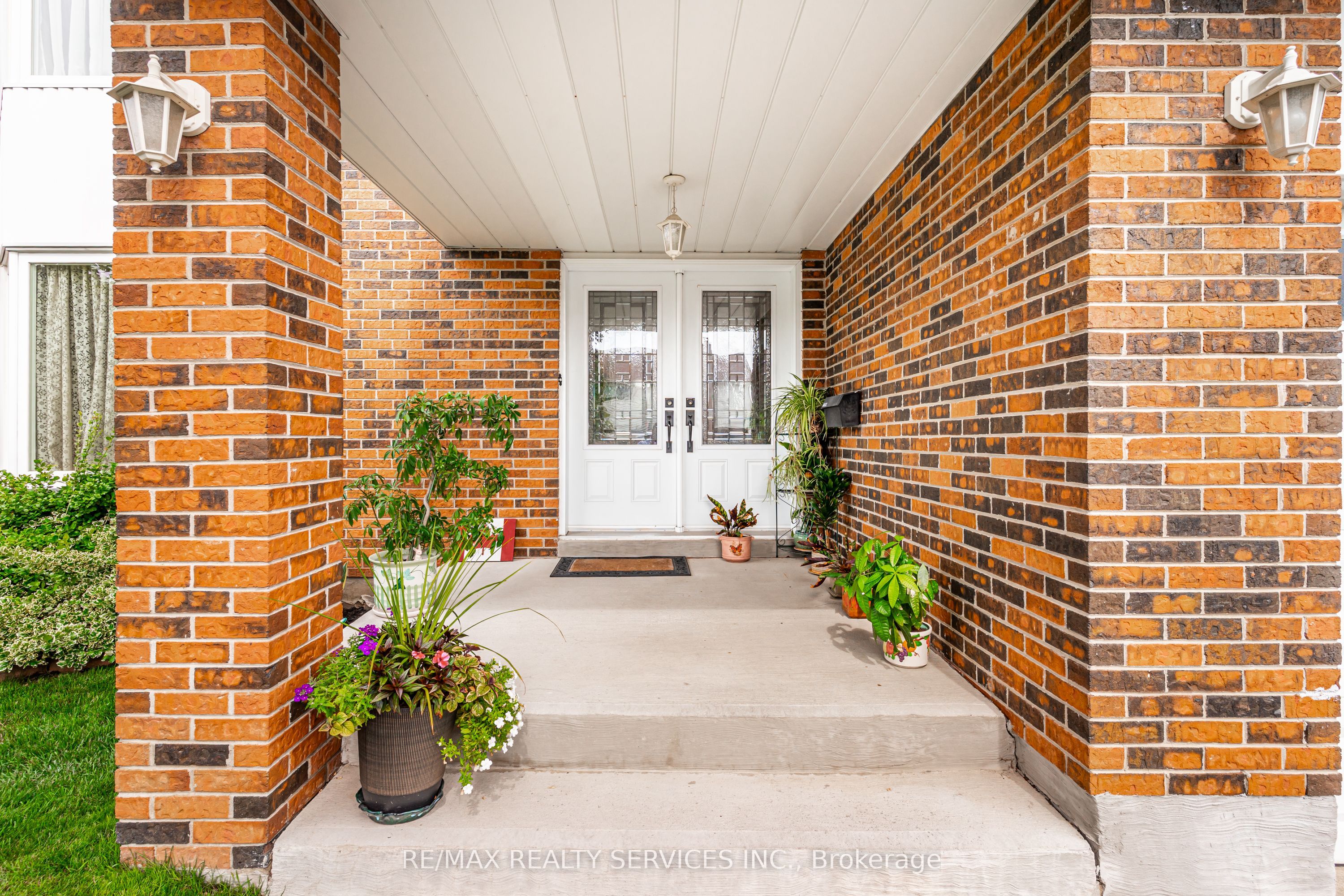 4 Markham Street, Brampton, ON L6S 2X7 photo 3