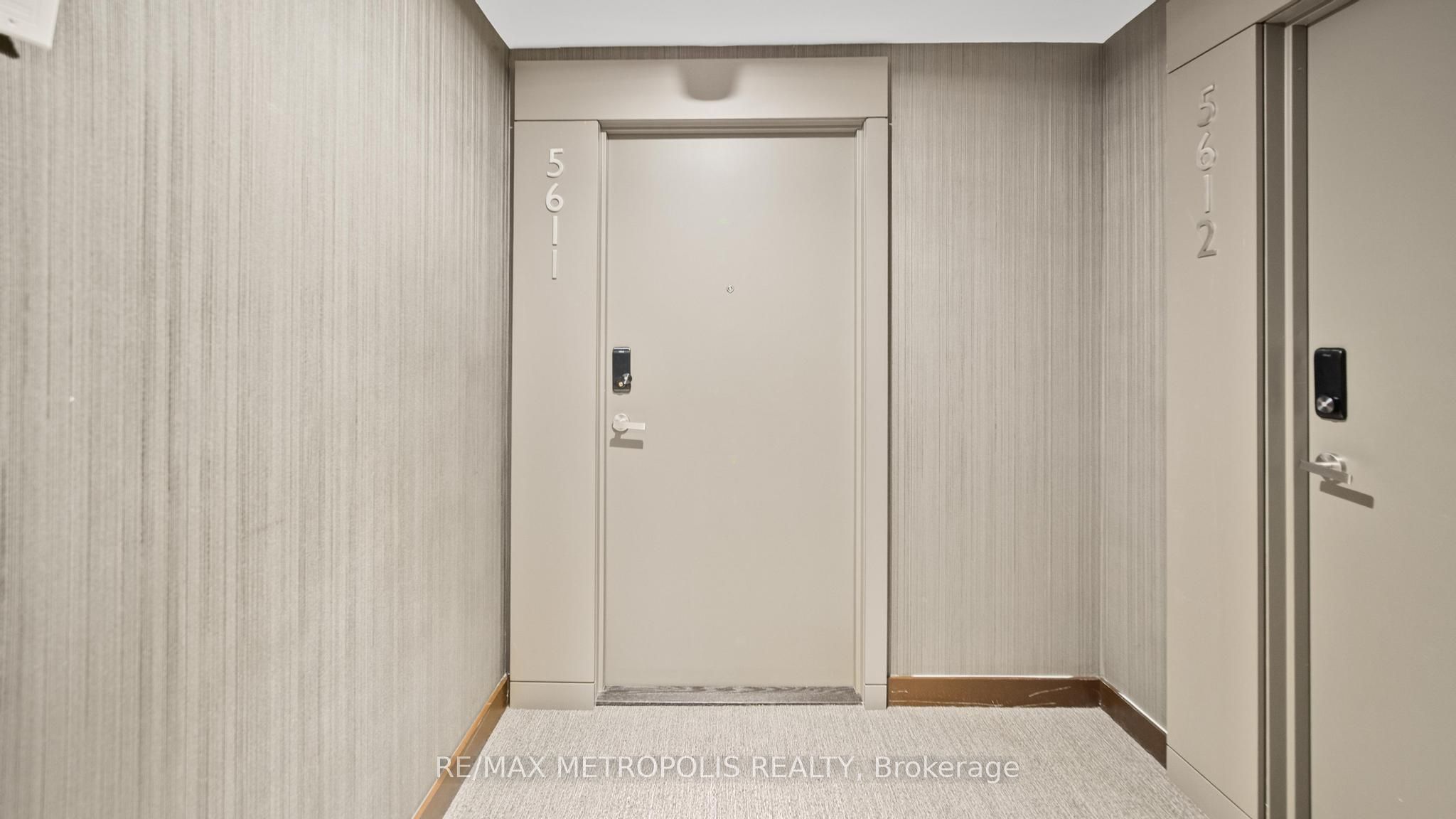 448 Burnhamthorpe Rd W 5611, Mississauga, ON L5B 0R4 photo 4
