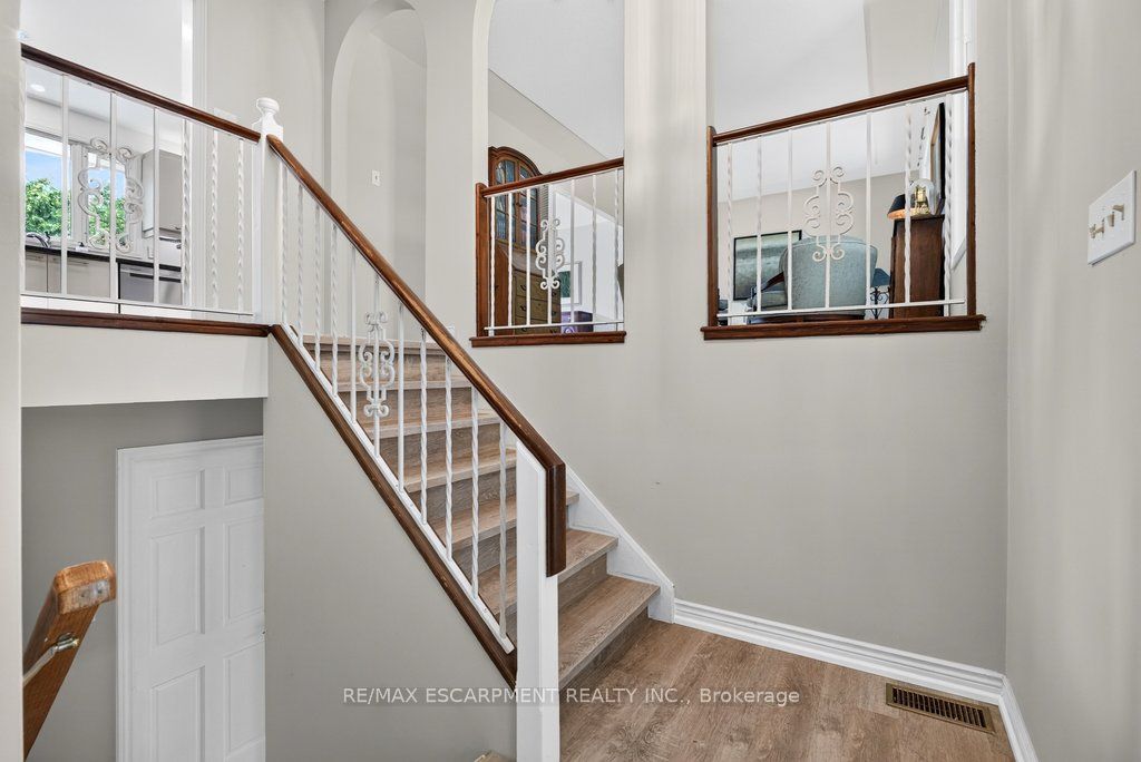 2148 Kerns Road, Burlington, ON L7P 2W3 photo 5