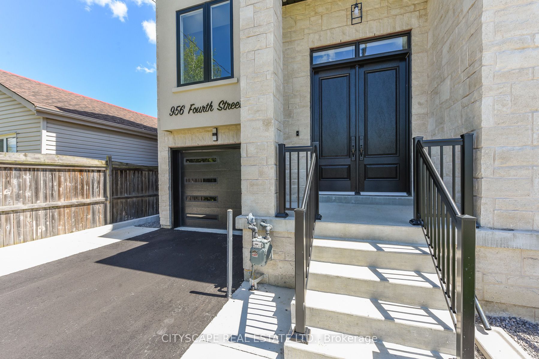 956 Fourth Street, Mississauga, ON L5E 1J9 photo 2