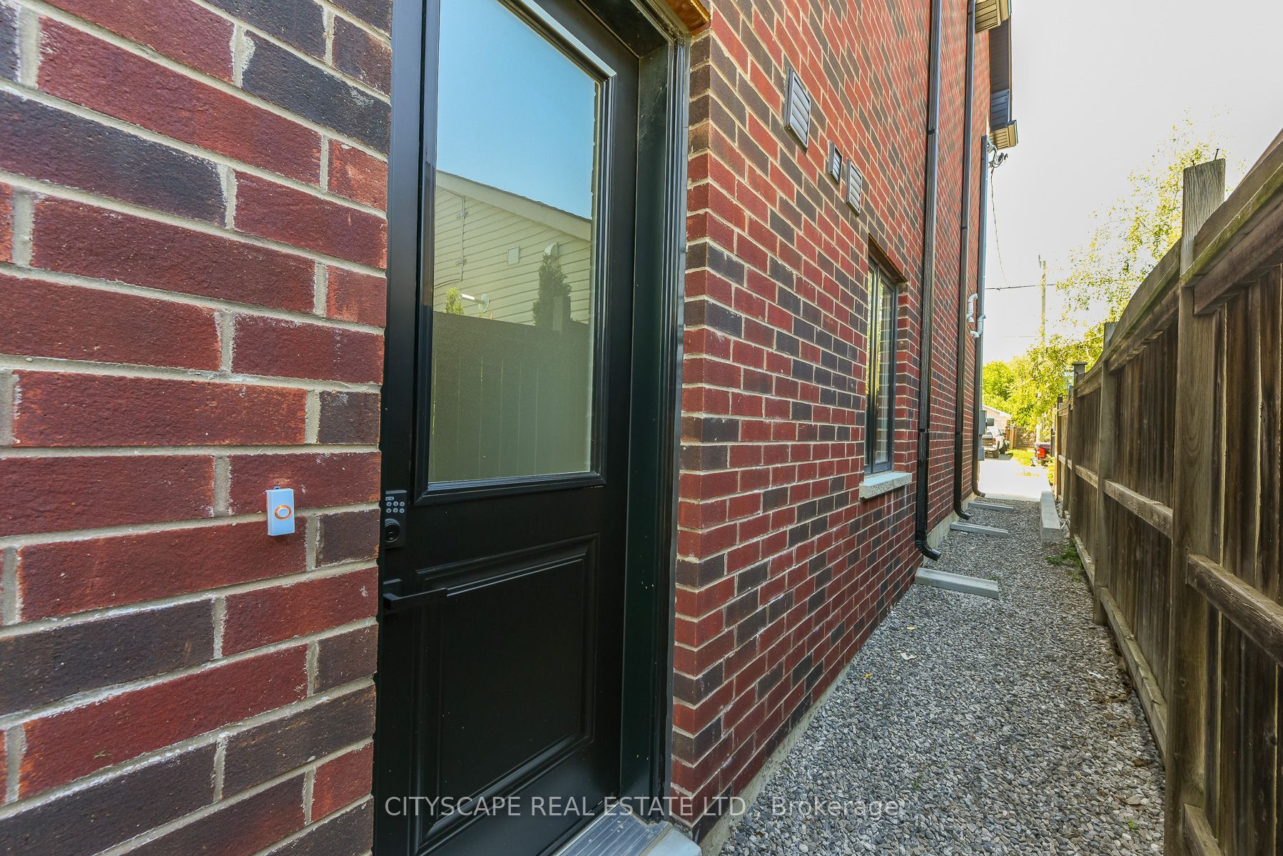 956 Fourth Street, Mississauga, ON L5E 1J9 photo 3