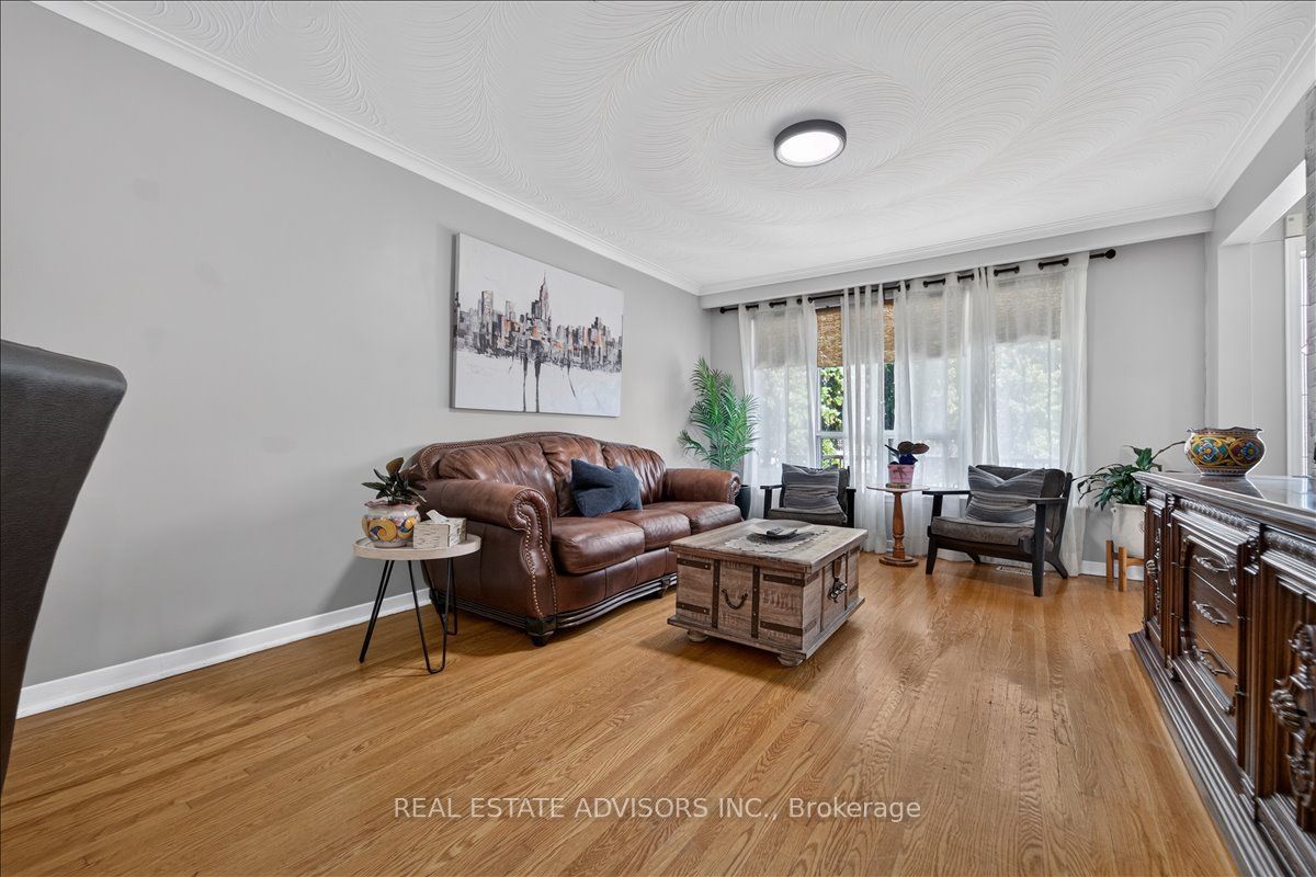 14 Grampian Crescent, Toronto, ON M9L 2L3 photo 2