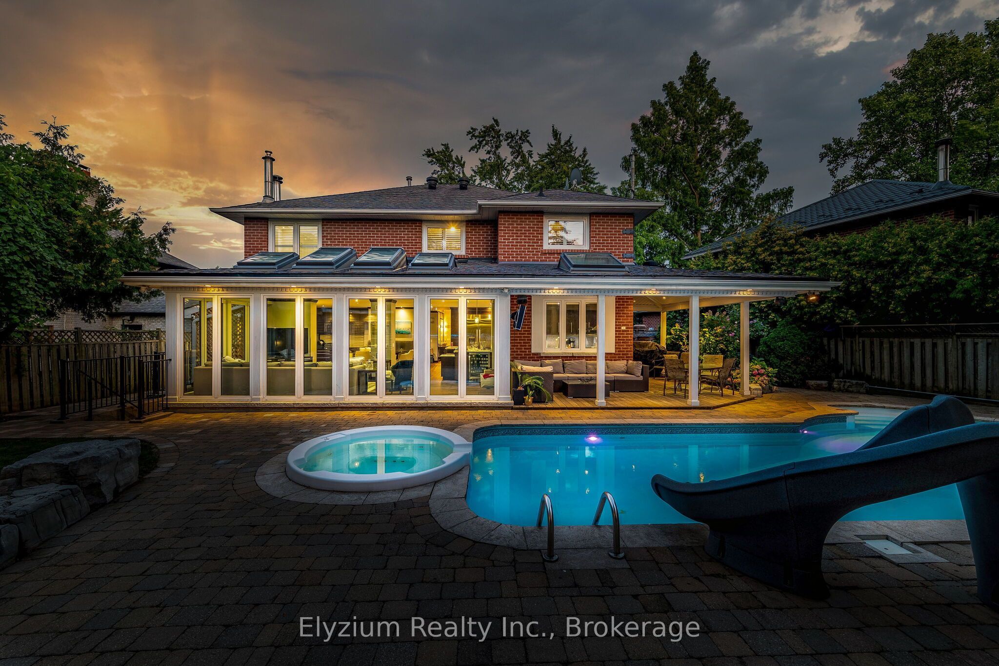 1566 Myron Drive, Mississauga, ON L5E 2N6 photo 2