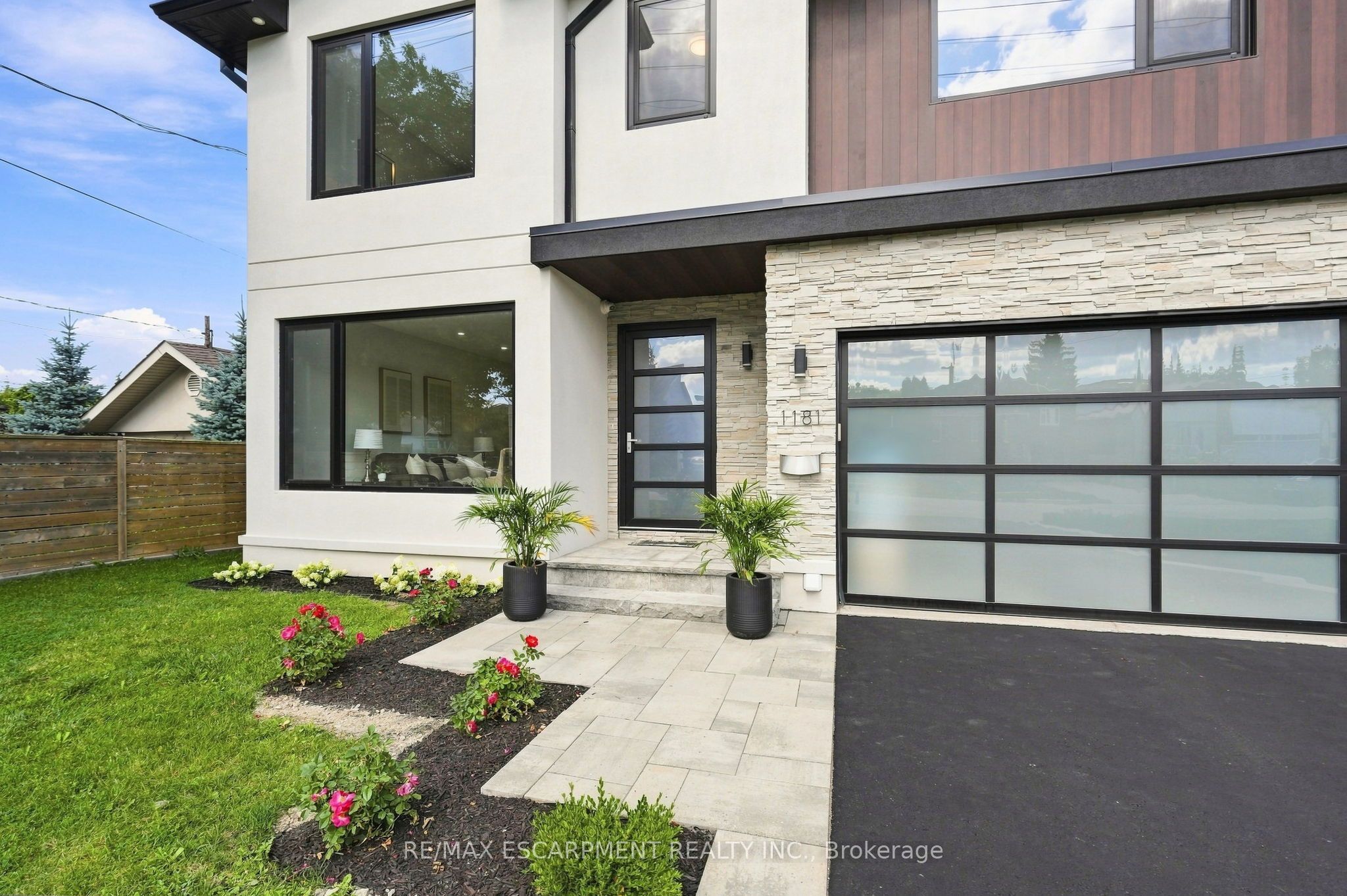 1181 Ogden Avenue, Mississauga, ON L5E 2G8 photo 2