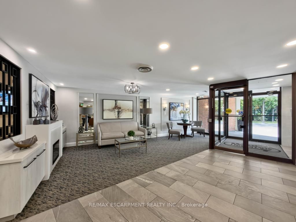 1230 Marlborough Court 202, Oakville, ON L6H 3K6 photo 4