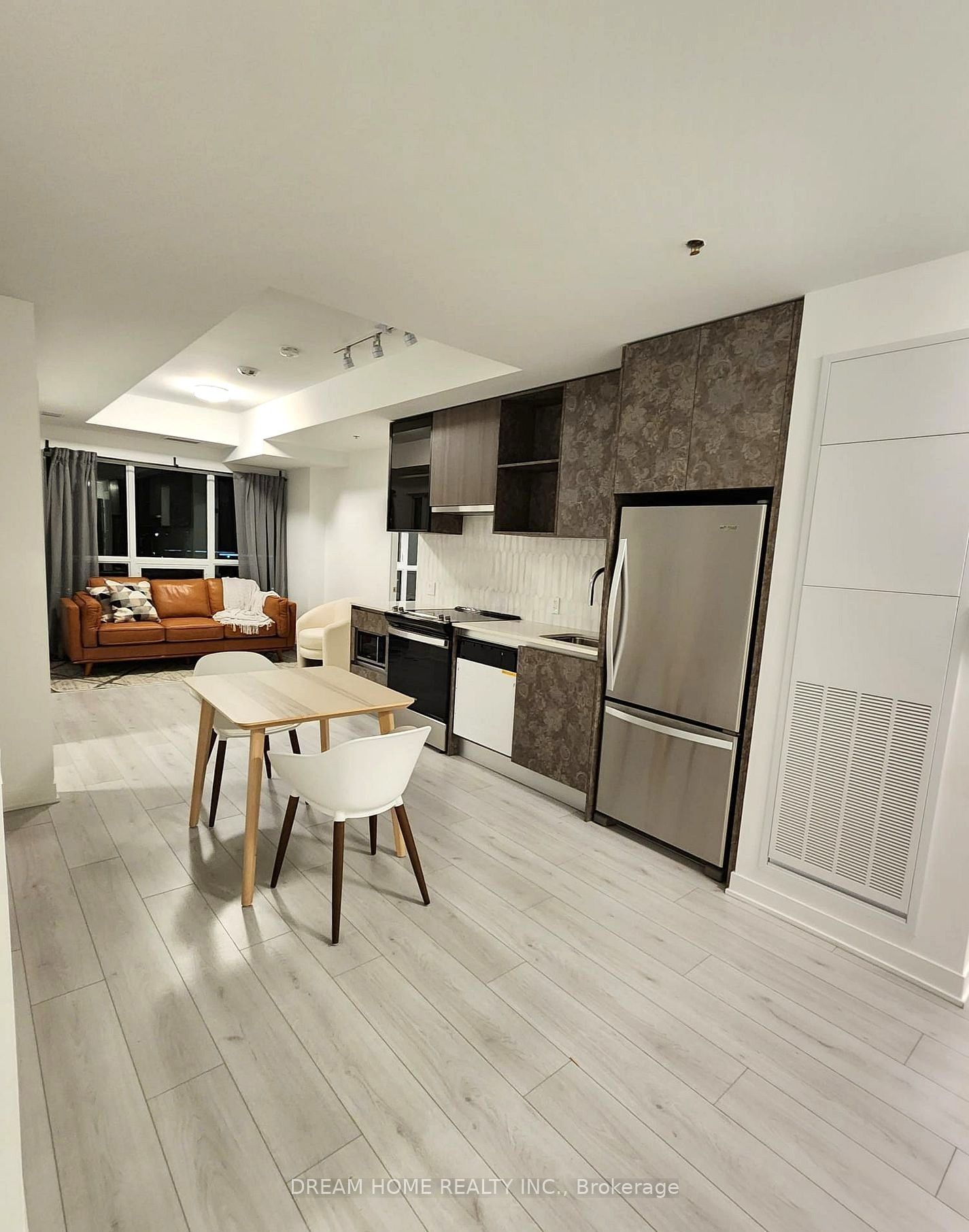 407 Dundas Street W 804, Oakville, ON L6M 4M2 photo 2