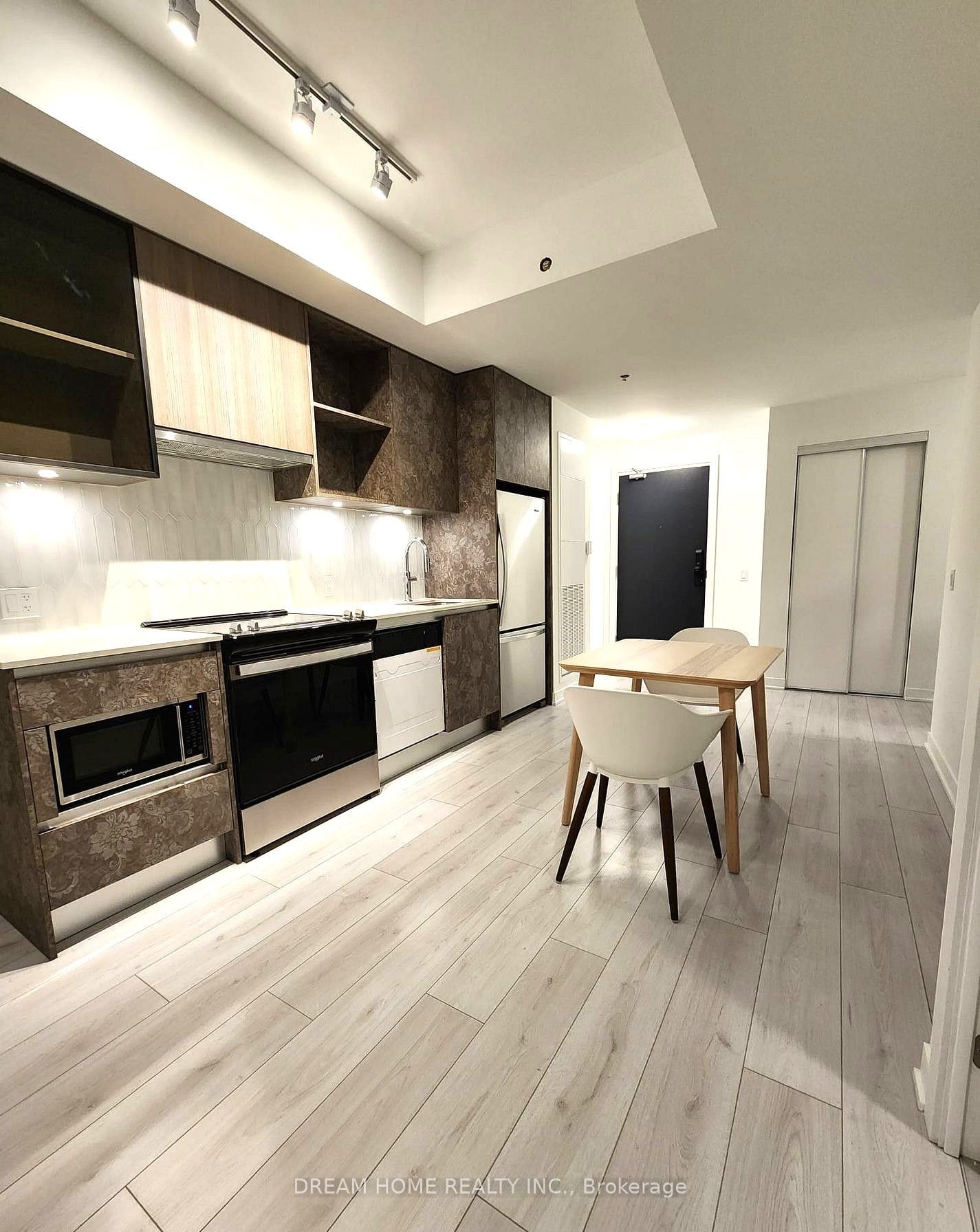 407 Dundas Street W 804, Oakville, ON L6M 4M2 photo 3