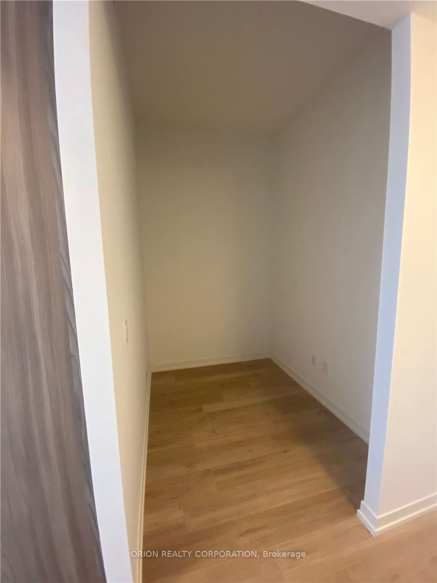 2520 Eglinton Avenue W 1421, Mississauga, ON L5M 0Y2 photo 3