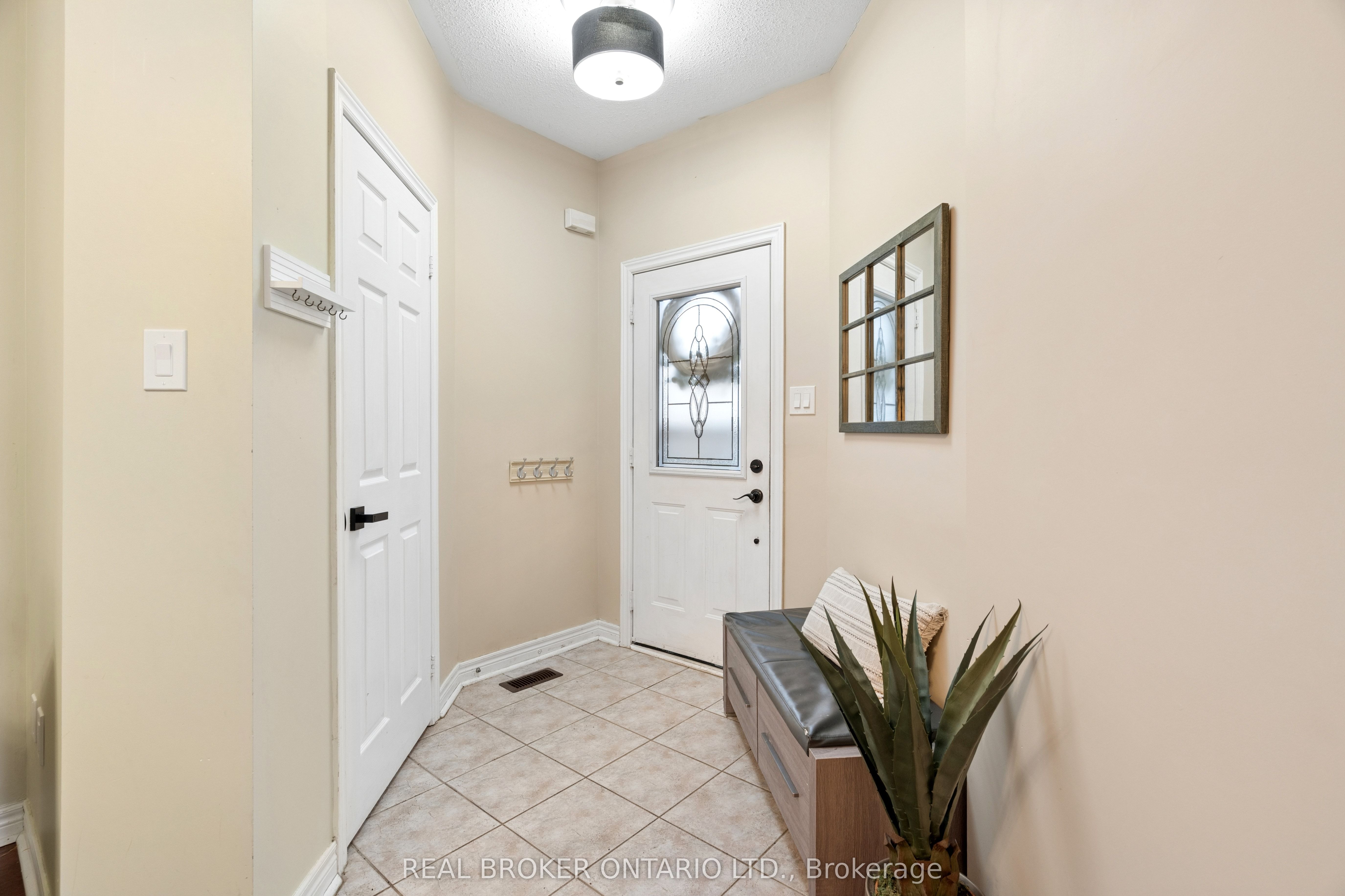 27 Spruce Boulevard, Halton Hills, ON L7J 2Y3 photo 4