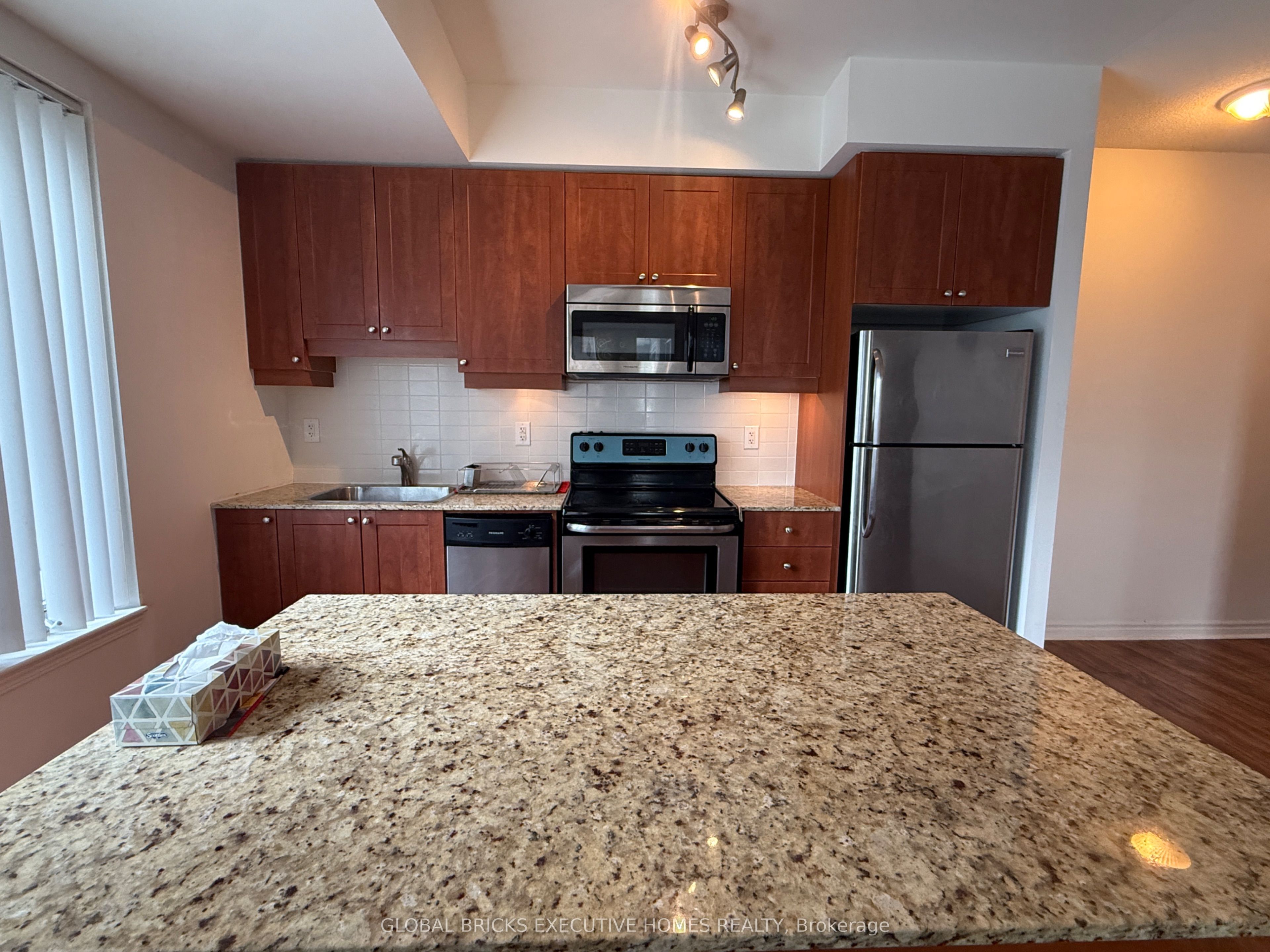 385 Prince Of Wales Drive 423, Mississauga, ON L5B 0C6 photo 4