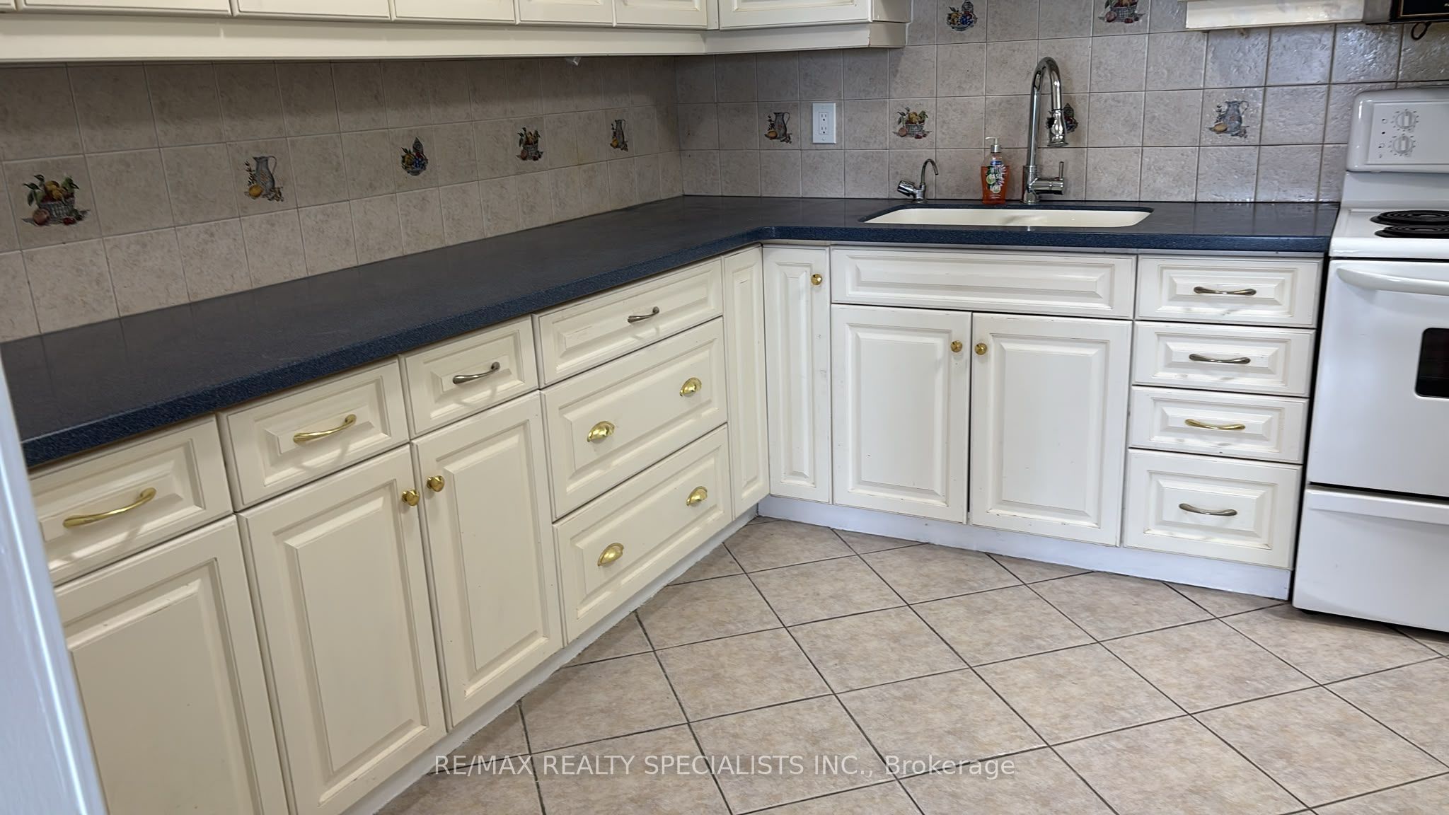 85 Emmett Avenue 1810, Toronto, ON M6M 5A2