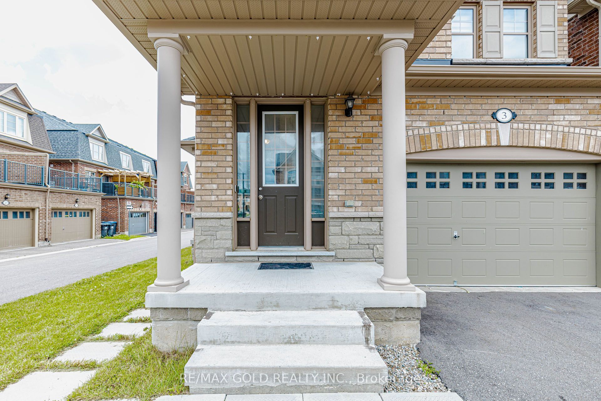 3 DALE MEADOWS Road, Brampton, ON L7A 4Z9 photo 2