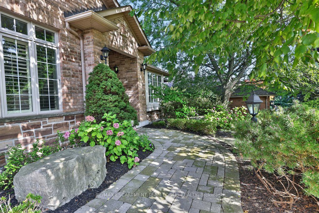 1092 CROFTON Way, Burlington, ON L7P 4W8 photo 3