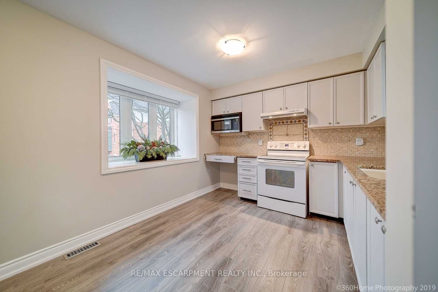2300 Brays Lane 19, Oakville, ON L6M 3J9 photo 2