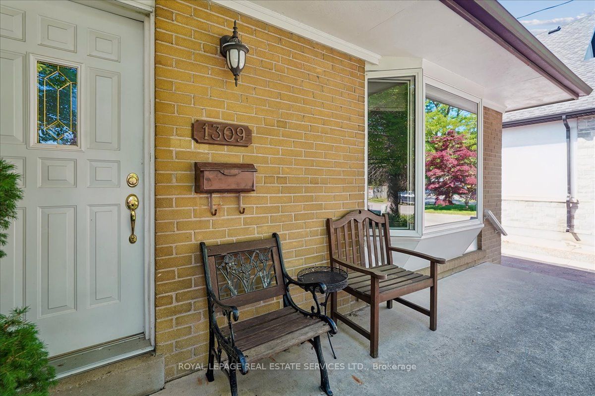 1309 Warwick Avenue, Oakville, ON L6L 2V8 photo 3