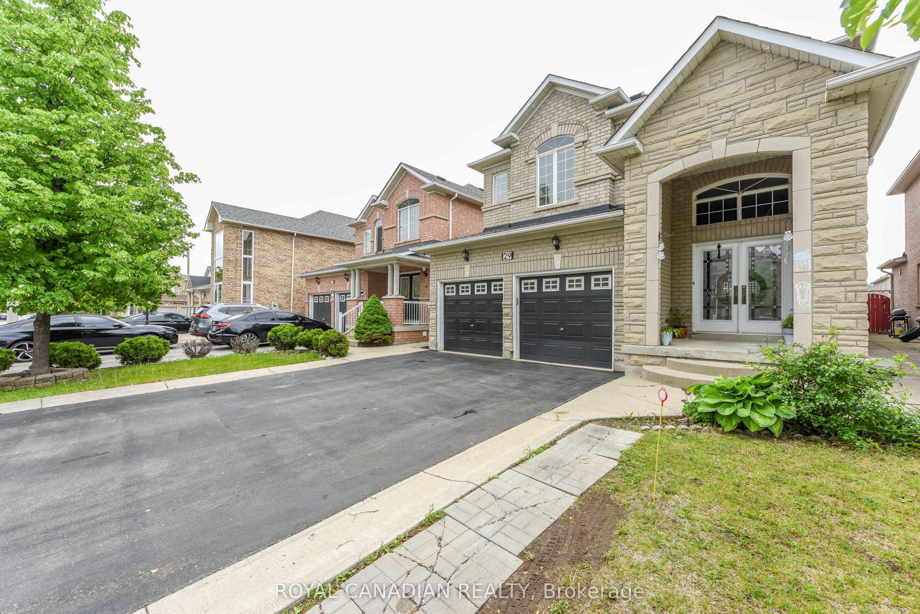 29 Dewside Drive, Brampton, ON L6R 3B7 photo 2