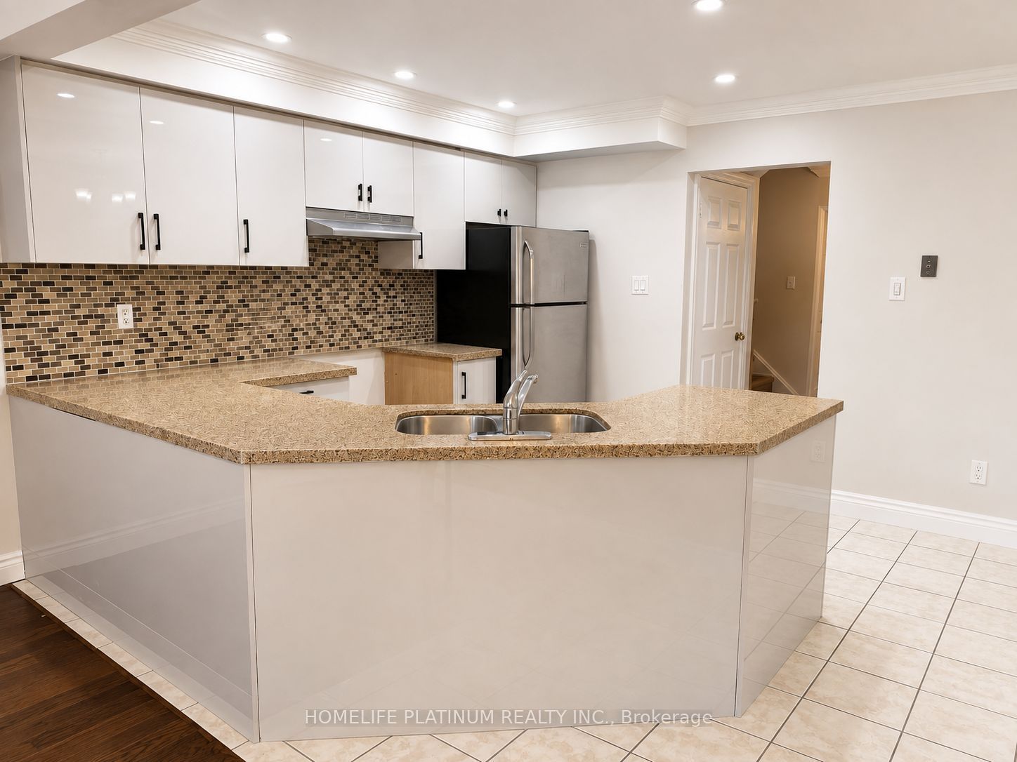 16 Langdale Crescent, Brampton, ON L6Y 4S2 photo 2