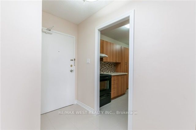 370 Dixon Road 102, Toronto, ON M9R 1T2 photo 3