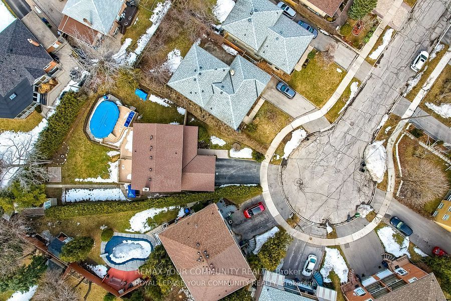 18 Terryellen Crescent, Toronto, ON M9C 1H7 photo 3