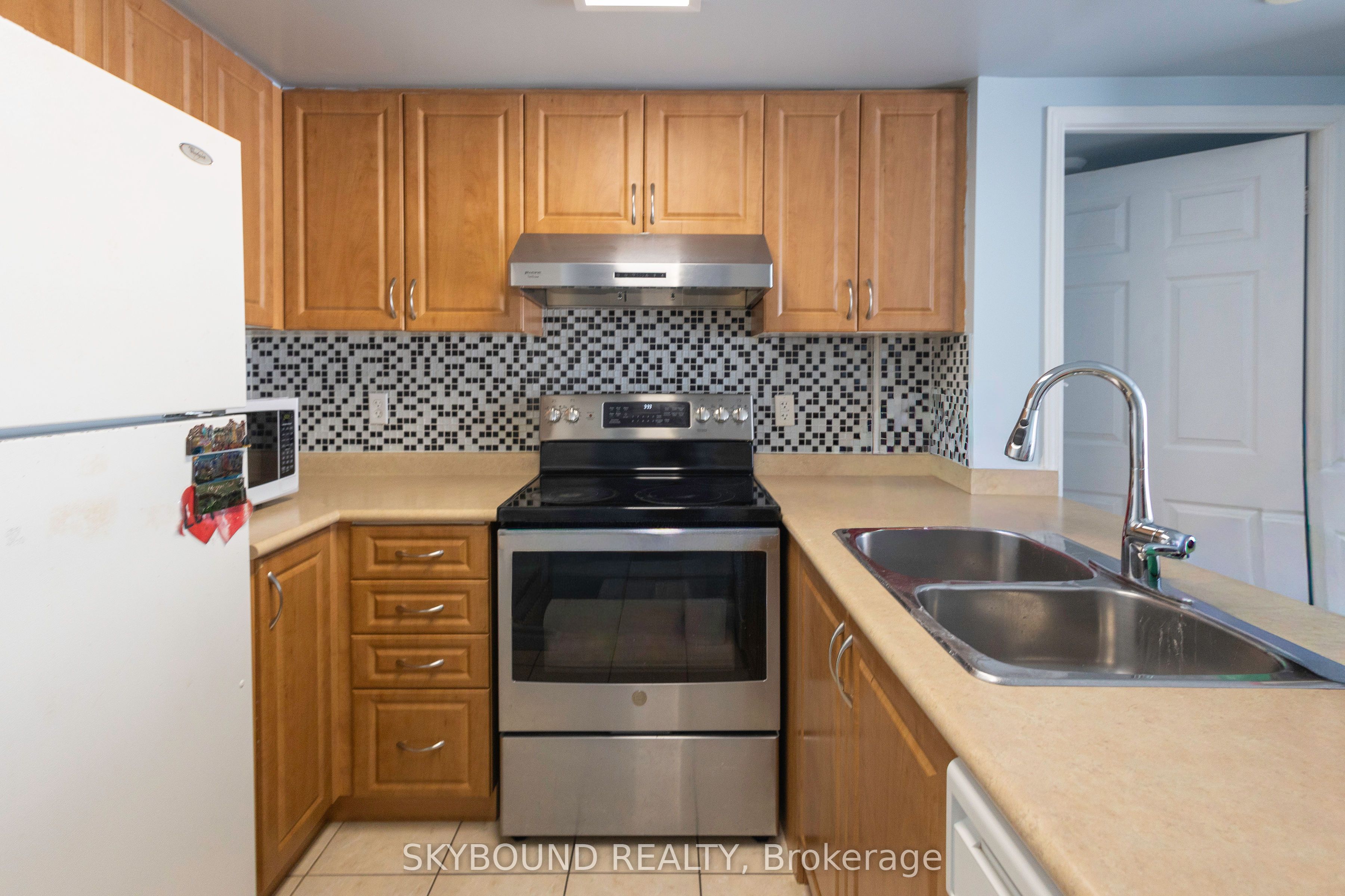 3043 Finch Avenue W 2033, Toronto, ON M9M 0A4 photo 2