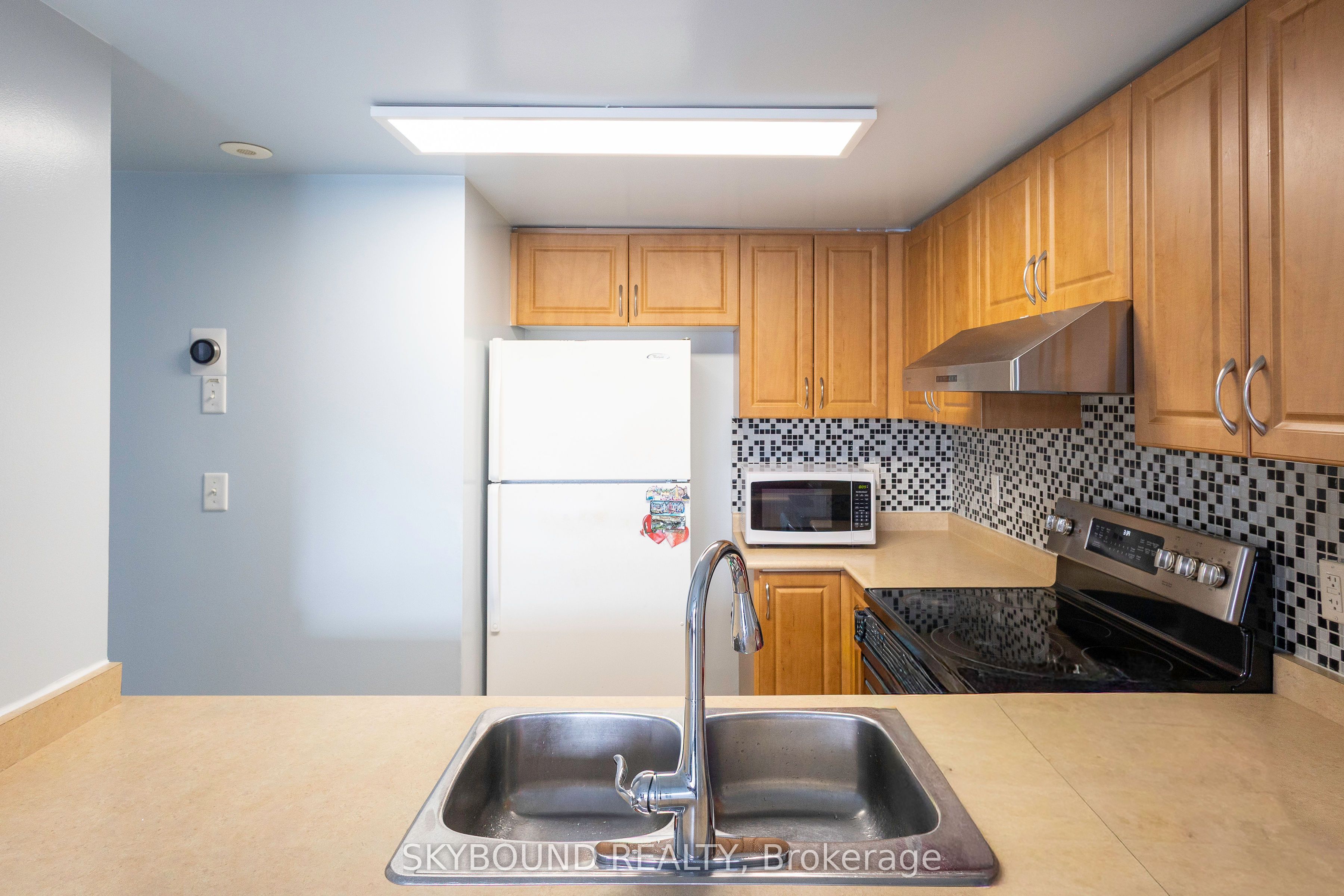 3043 Finch Avenue W 2033, Toronto, ON M9M 0A4 photo 3