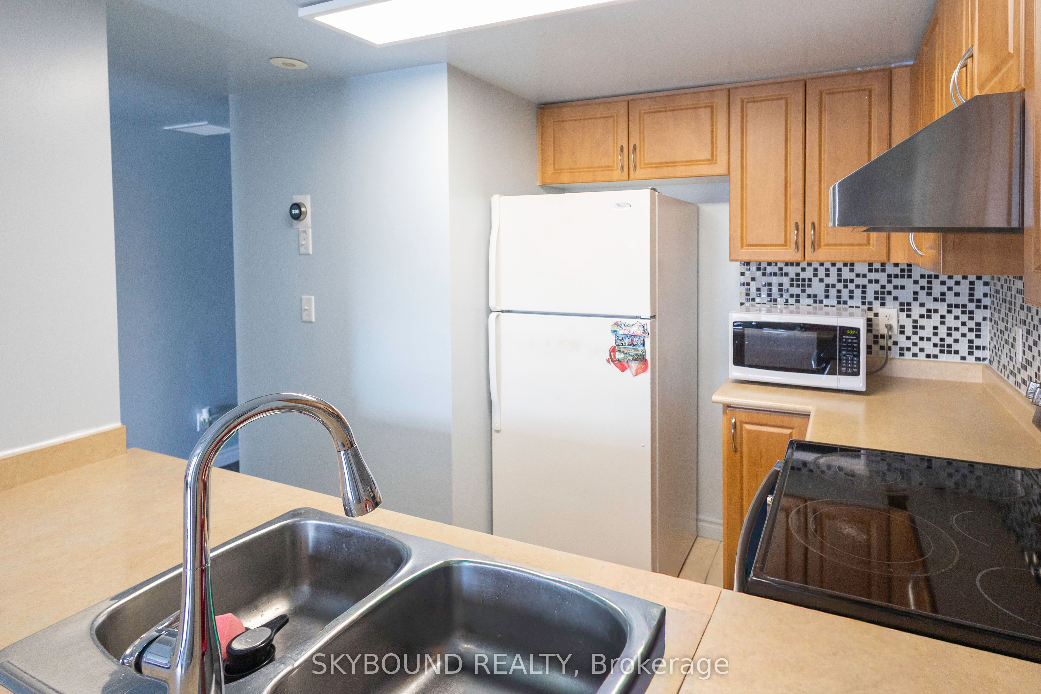3043 Finch Avenue W 2033, Toronto, ON M9M 0A4 photo 4