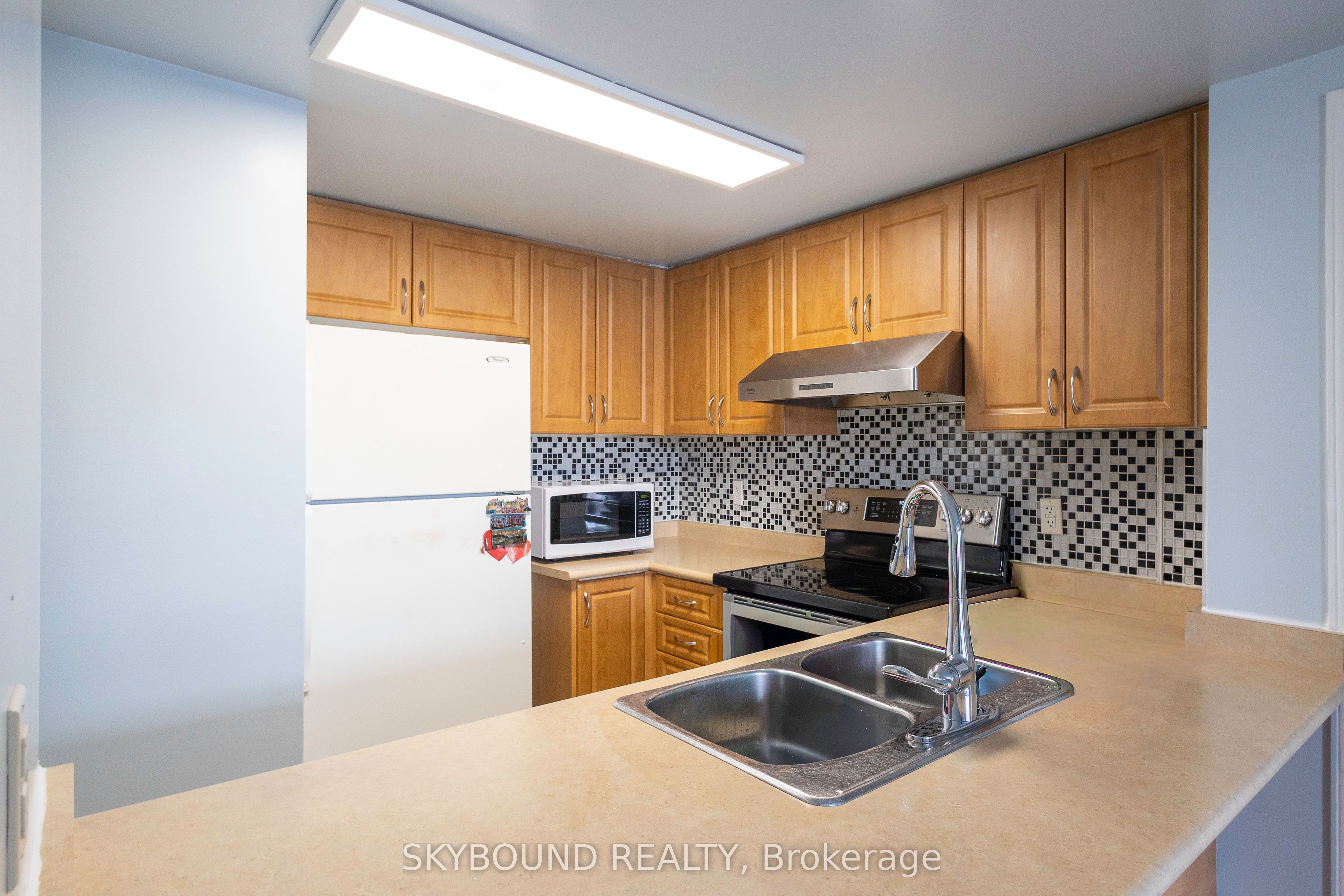 3043 Finch Avenue W 2033, Toronto, ON M9M 0A4 photo 5