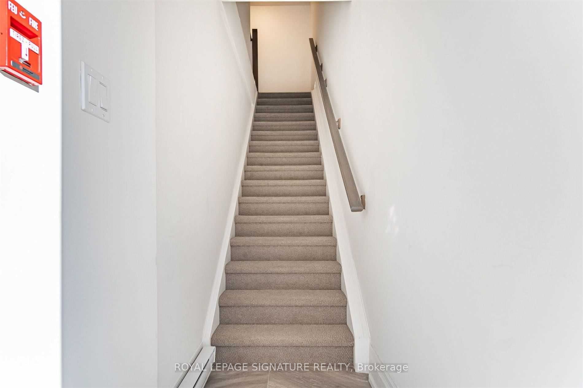 760 Lakeshore Road E 202, Mississauga, ON L5E 1C7 photo 2